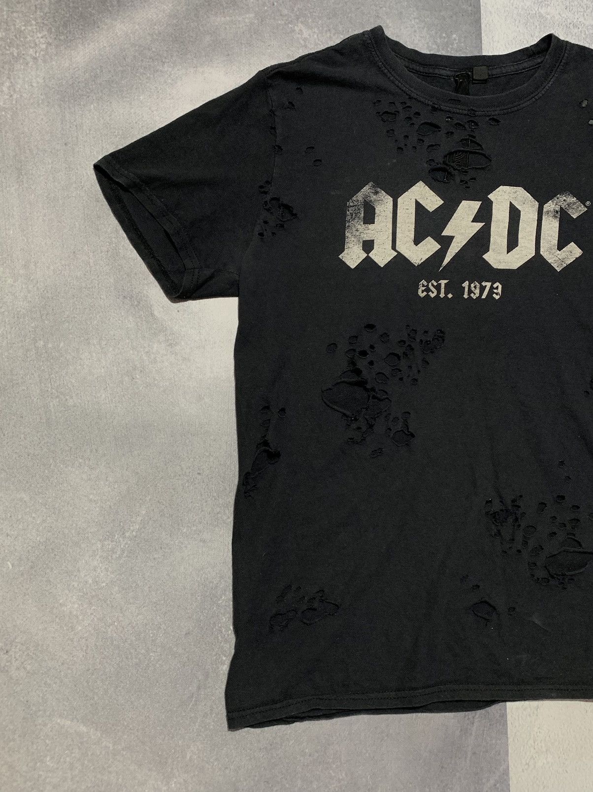 Band Tees × Vintage Vintage Y2K AC/DC distressed band tee big logo style size M Size US M / EU 48-50 / 2 - 2 Thumbnail