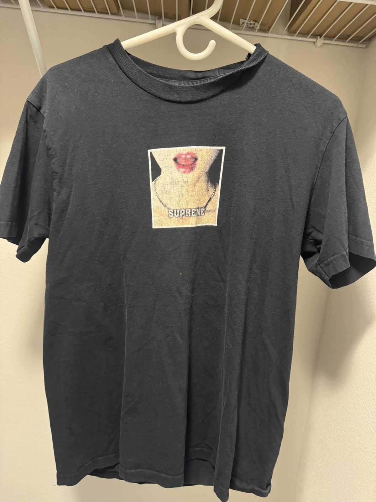 Supreme necklace tee on sale