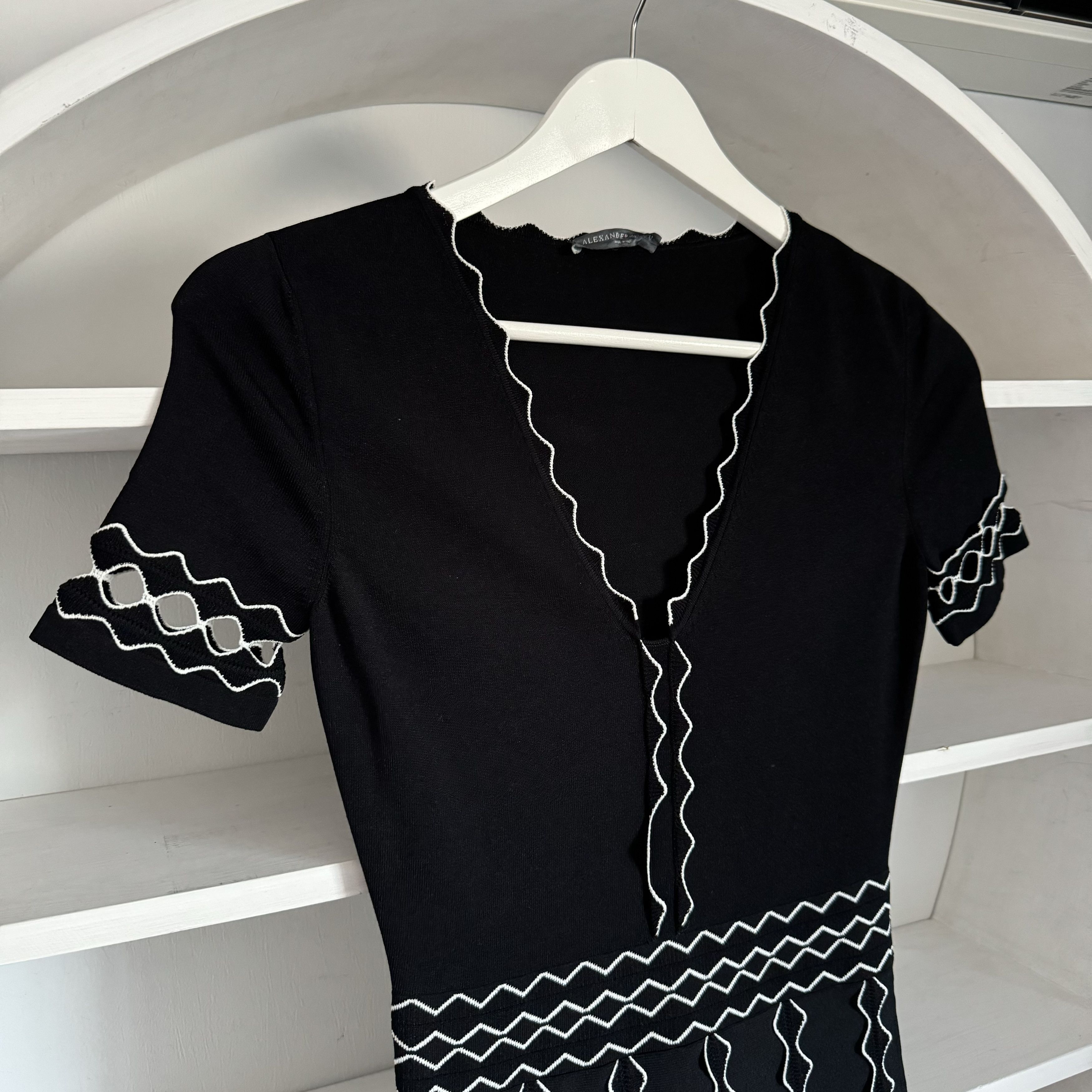 Alexander McQueen Women's ALEXANDER McQUEEN Black Dress Size XS / US 0-2 / IT 36-38 - 5 Thumbnail