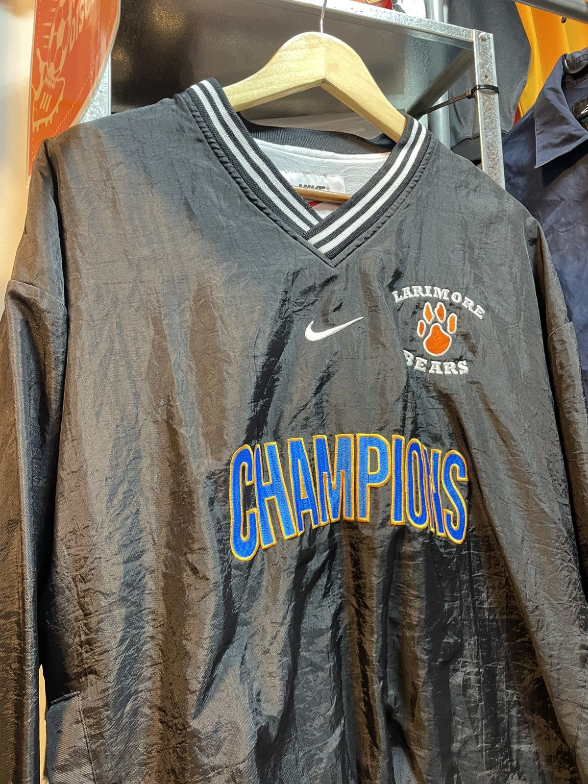Nike Vintage Nike Center Swoosh V-Neck Windbreaker Size US L / EU 52-54 / 3 - 2 Thumbnail