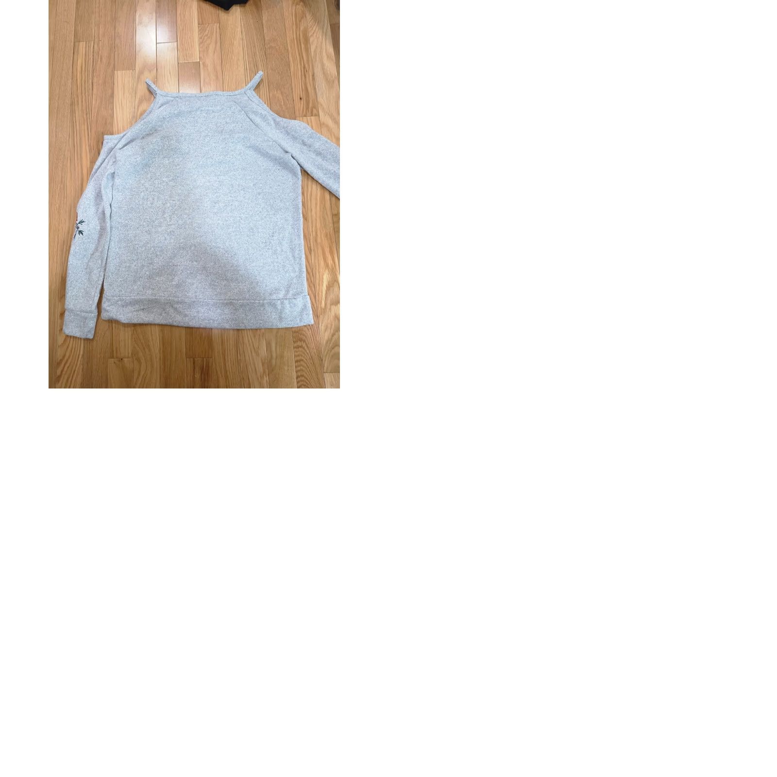 Vintage Rue21 Pullover Sweater Top Women's M Gray Flower Embroidered V-Neck Cold Shoulder Knit Polyester Sweater Ladies M Gray Floral 90s Size M / US 6-8 / IT 42-44 - 9 Thumbnail
