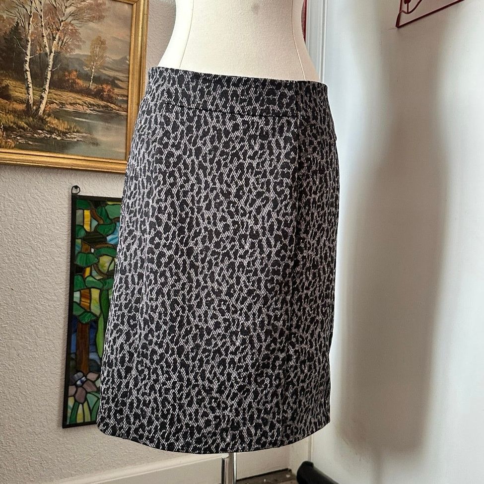 Michael Kors michael kors pencil skirt black gray leopard print Size 30" / US 8 / IT 44 - 1 Thumbnail