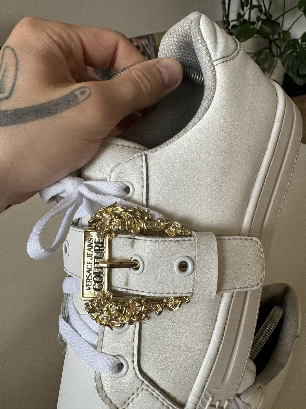【VERSACE JEANS】 レザー ゴールド ロゴ スニーカー ホワイト VERSACE JEANS COUTURE White Leather Sneakers Luxury Gold