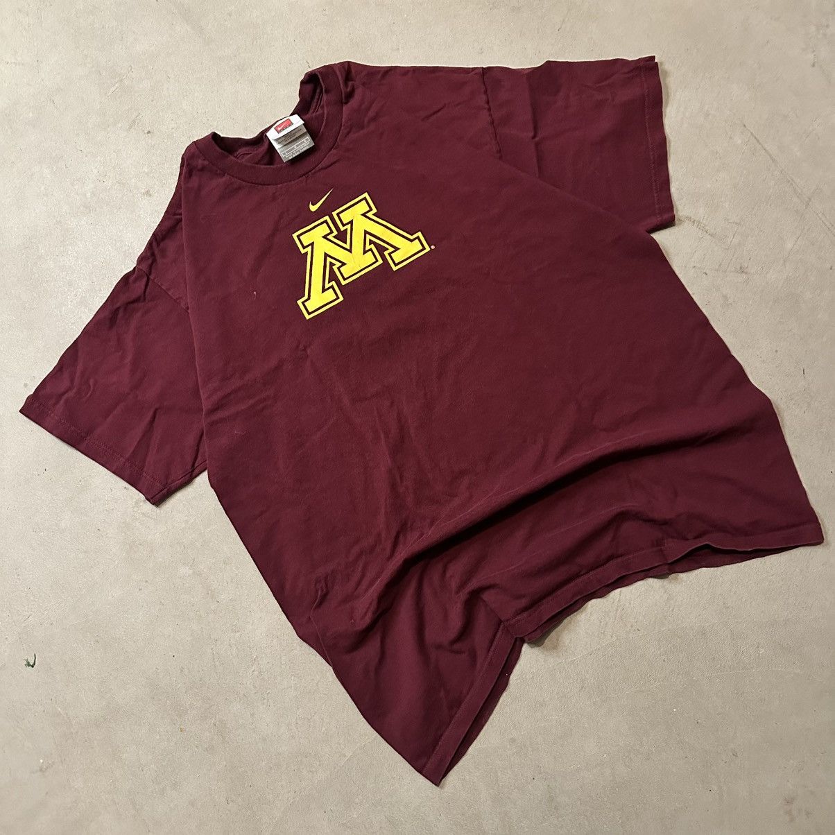 Nike Vintage Y2K Center Swoosh Nike Minnesota Gophers T-Shirt Size US L / EU 52-54 / 3 - 1 Thumbnail
