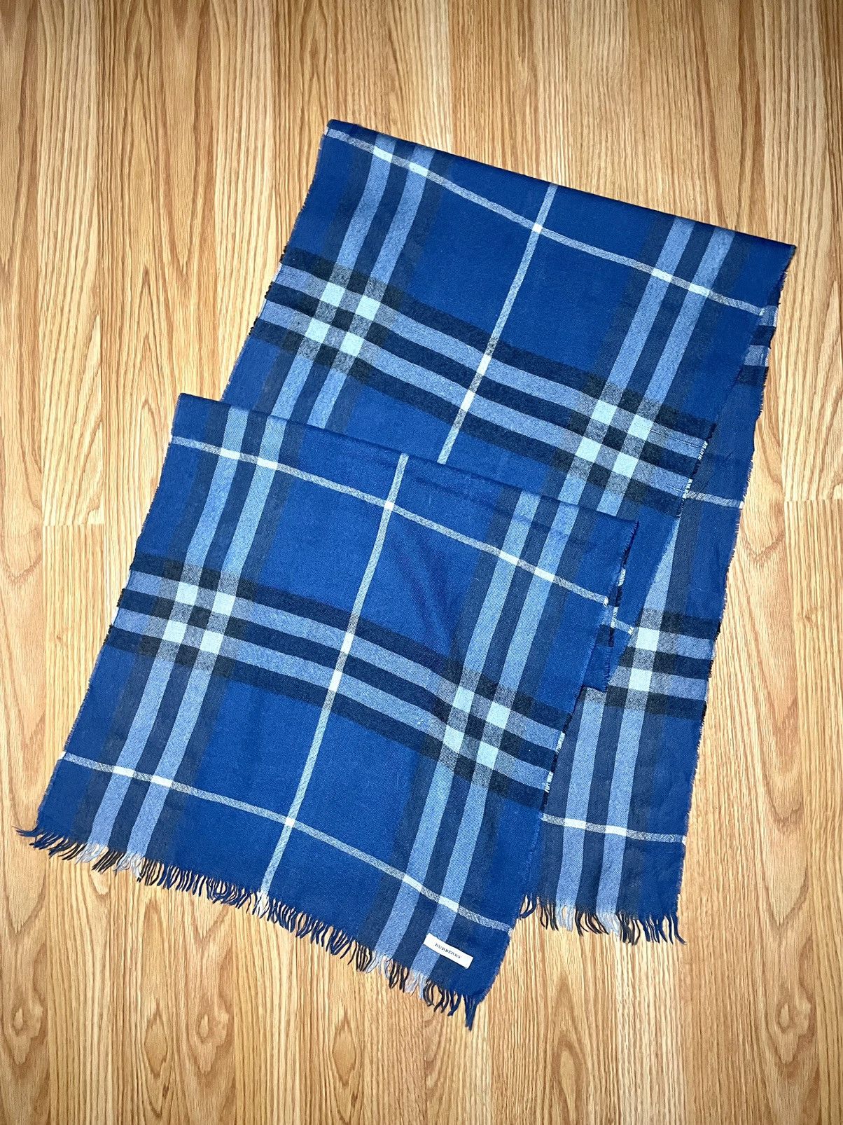 Burberry Burberry Lightweight Nova Check Wool Silk Scarf Shawl Navy Size ONE SIZE - 3 Thumbnail