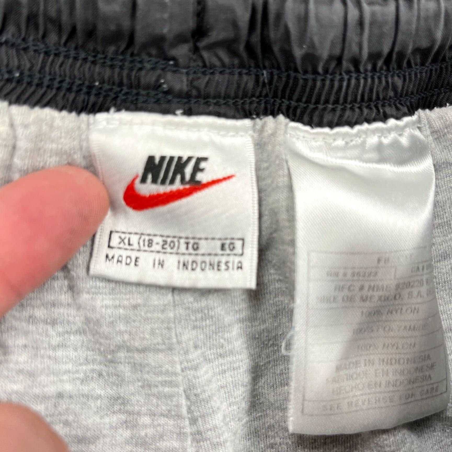 Nike VINTAGE Nike Tracksuit Pants Women XL Black Windbreaker Style Track Pants 90s Y2K Ladies Regular Fit Womens Size 40" / US 18 - 4 Thumbnail