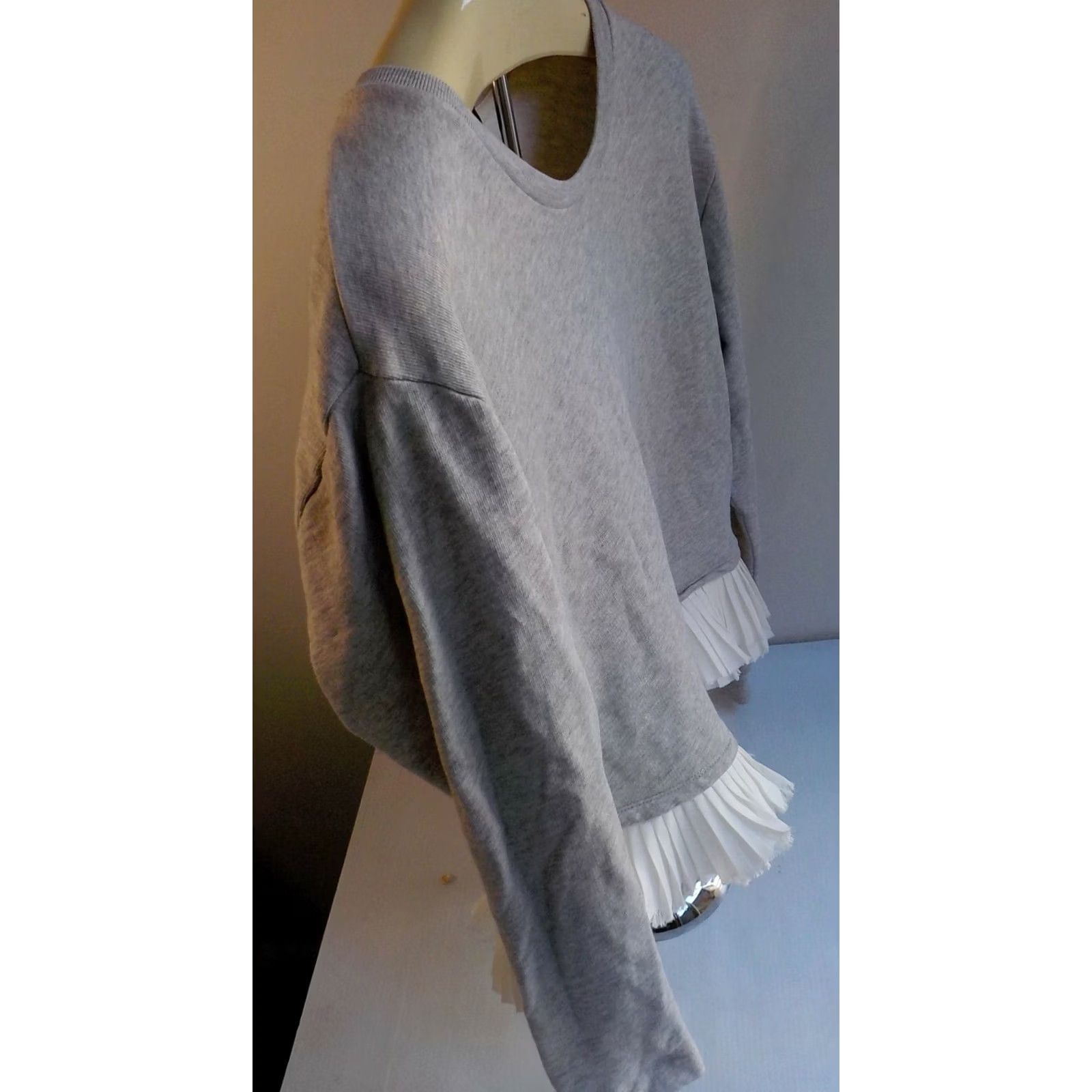J.Crew J. CREW Women's Crewneck Ruffle Pleated Hem Pullover Sweatshirt Gray Ivory SZ M Size M / US 6-8 / IT 42-44 - 4 Thumbnail