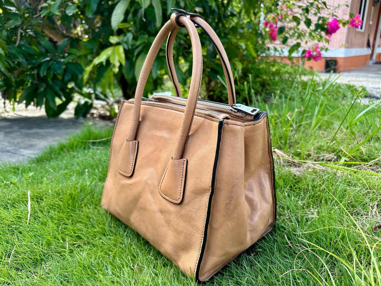 Prada Authentic Prada Glace Twin Pocket Double Handle Cammello Size ONE SIZE - 2 Thumbnail