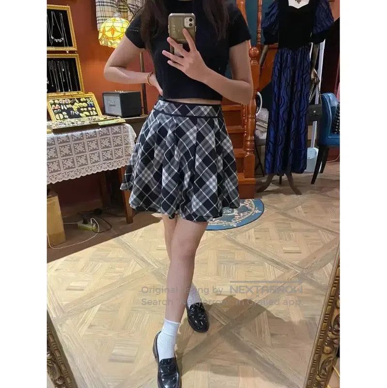 Burberry Burberry Black Wool Blend Skirt for Women. Size 23" - 1 Thumbnail