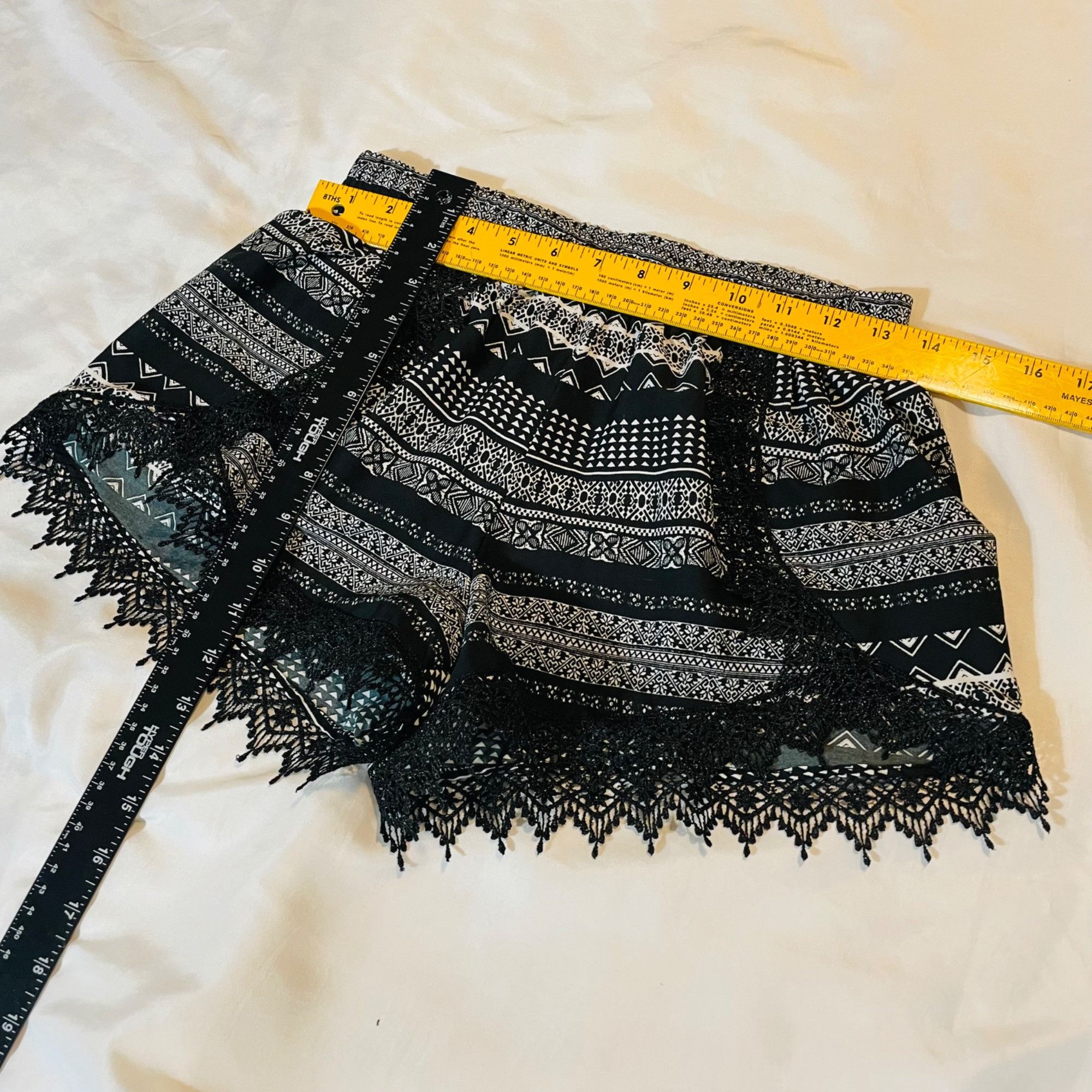 Other Charlotte Russe Womens Black & White Patterned Lace Trim Sho Size 26" / US 2 / IT 38 - 3 Thumbnail
