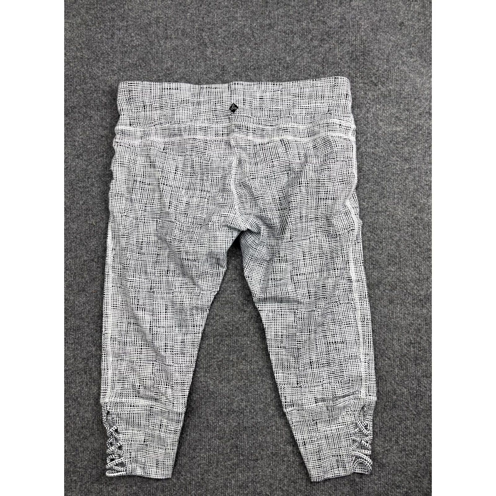 Prana PrAna Womens XL White Capri Leggings Ruched Geometric Print Yoga Gym Capri Pants Slim Fit Stretch Activewear Size 40" / US 18 - 6 Thumbnail