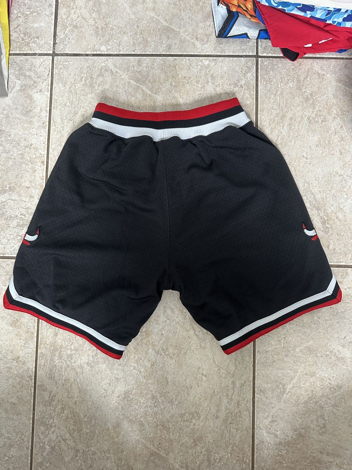 Mitchell & Ness × NBA × Vintage Mitchell&Ness Chicago Bulls 97-98 shorts Size US 32 / EU 48 - 2 Thumbnail