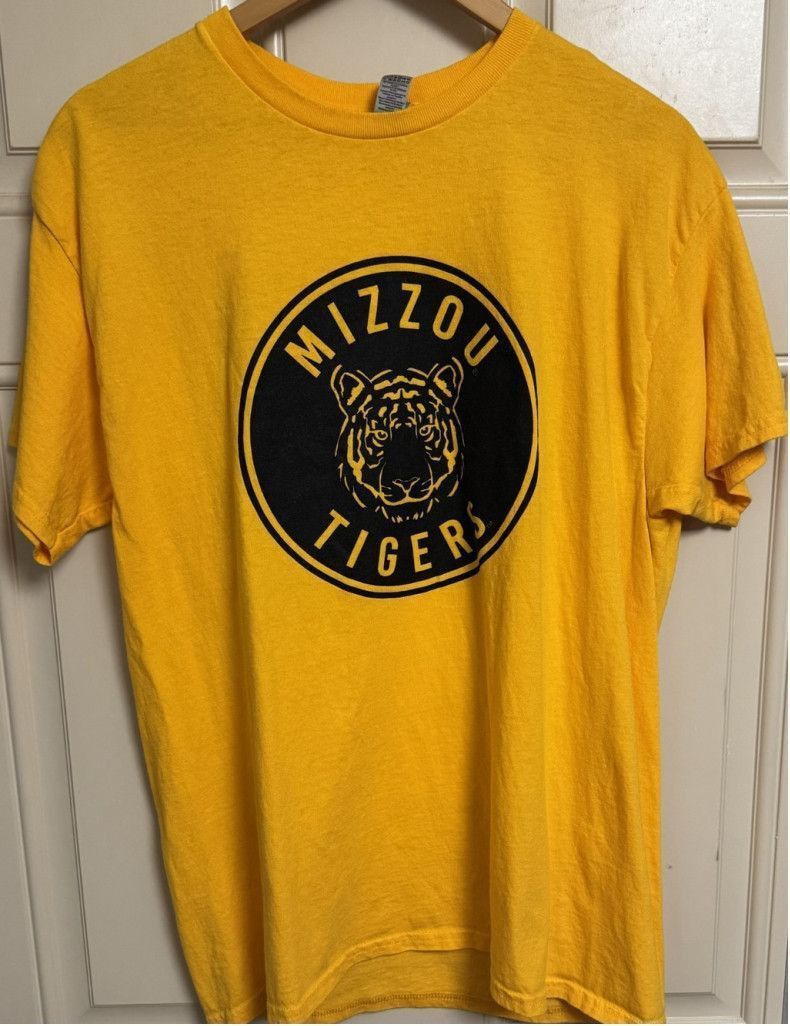 The Unbranded Brand Missouri Tigers Mizzou Vintage Logo T-Shirt Men's L Yellow Size US L / EU 52-54 / 3 - 1 Preview