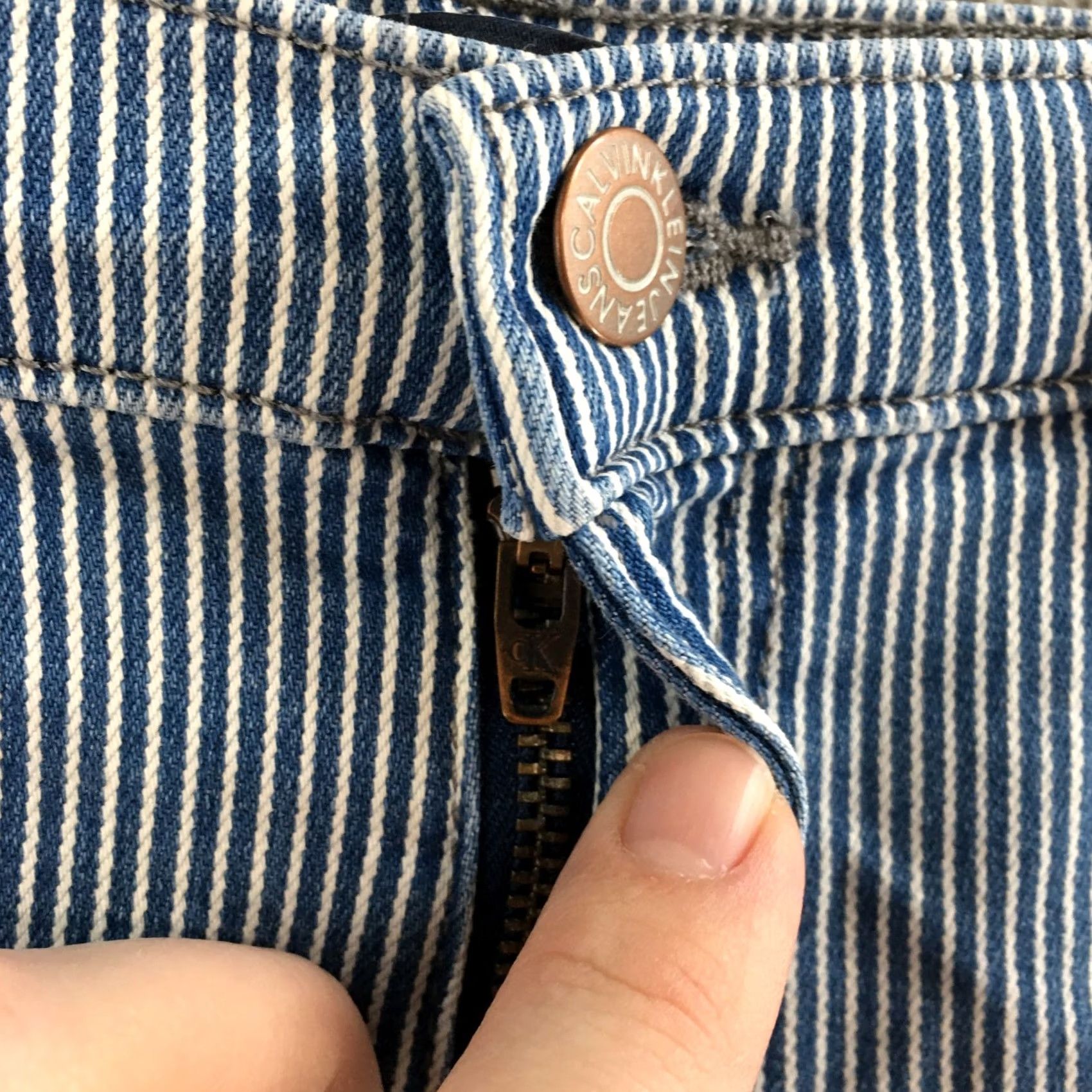 Calvin Klein Calvin Klein Short Bermuda Mid Rise Cuffed Hem Cotton Blend Blue Womens 6 Shirt Casual Modern 30 Blue 5-Pocket Denim Spring Summer Fall Women Size 28" / US 6 / IT 42 - 4 Thumbnail