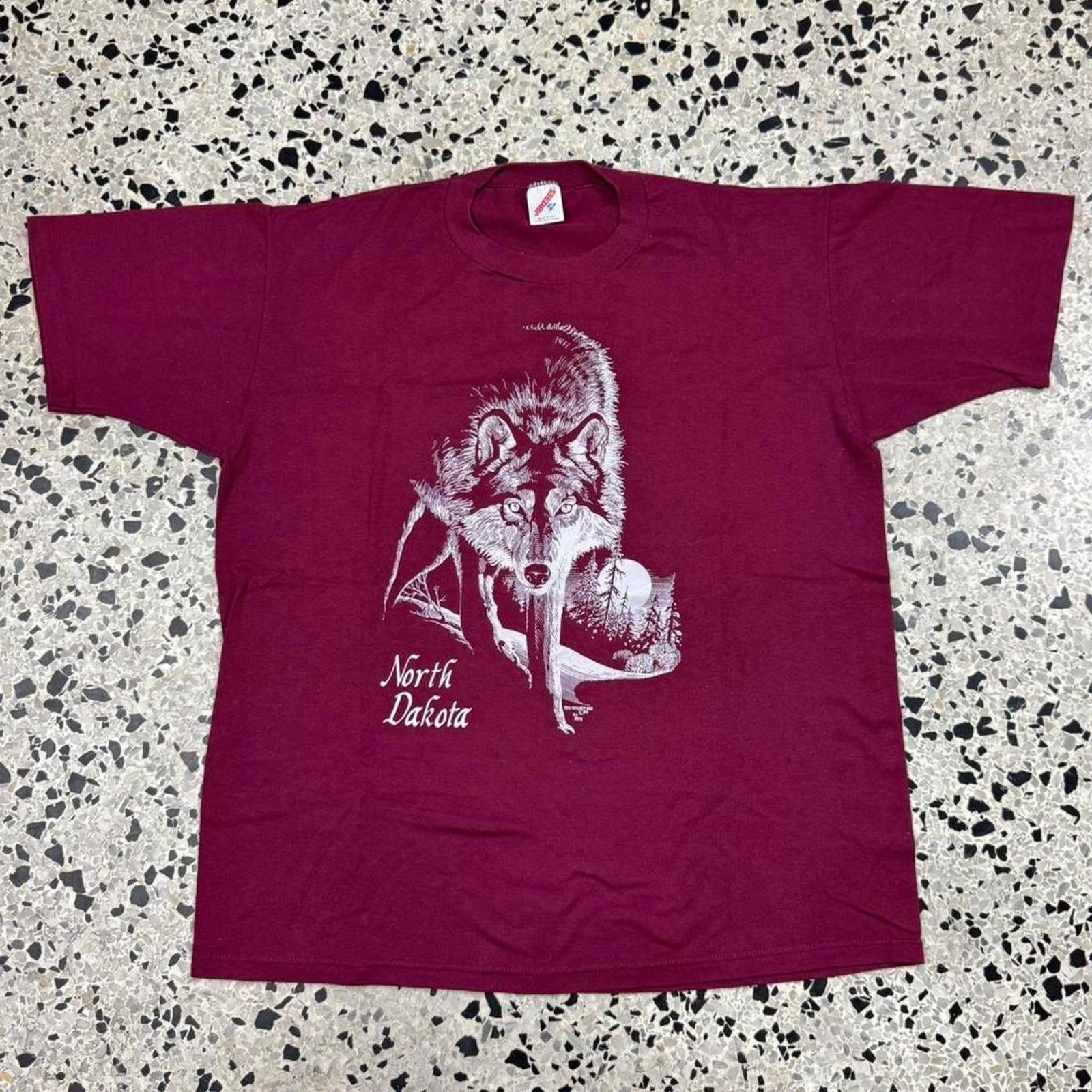 Jerzees × Vintage VINTAGE 90S SINGLE STITCH NORTH DAKOTA WOLF SOUVENIR TEE: Size US XL / EU 56 / 4 - 1 Thumbnail