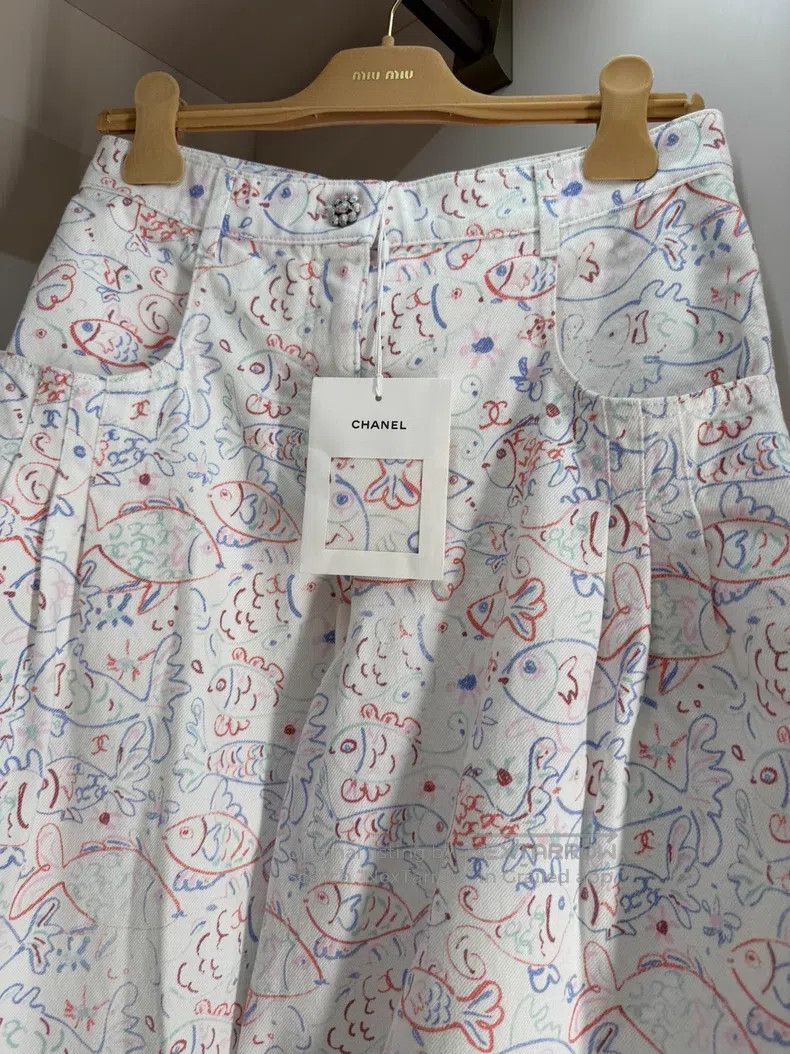 Chanel Chanel 25c small fish graffiti jeans Size 25" / US 0 / IT 36 - 2 Thumbnail