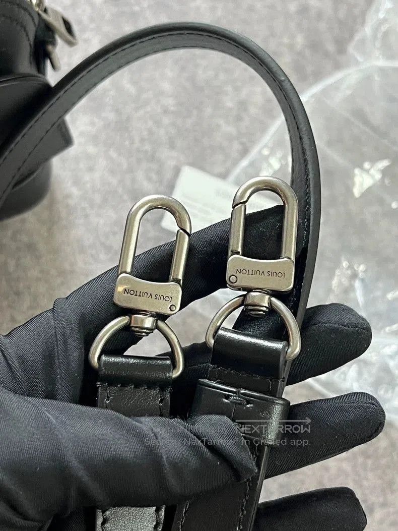 Louis Vuitton Louis Vuitton LV Black Silver Shell Bag. Size ONE SIZE - 6 Thumbnail