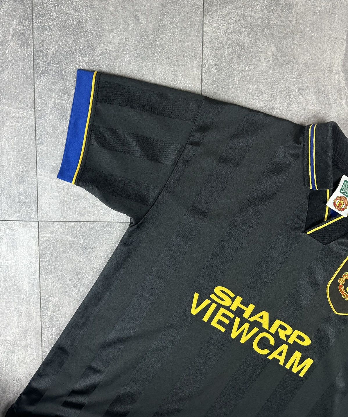 Other Score Draw Manchester United 1993/95 Retro Soccer Jersey Size US L / EU 52-54 / 3 - 9 Thumbnail