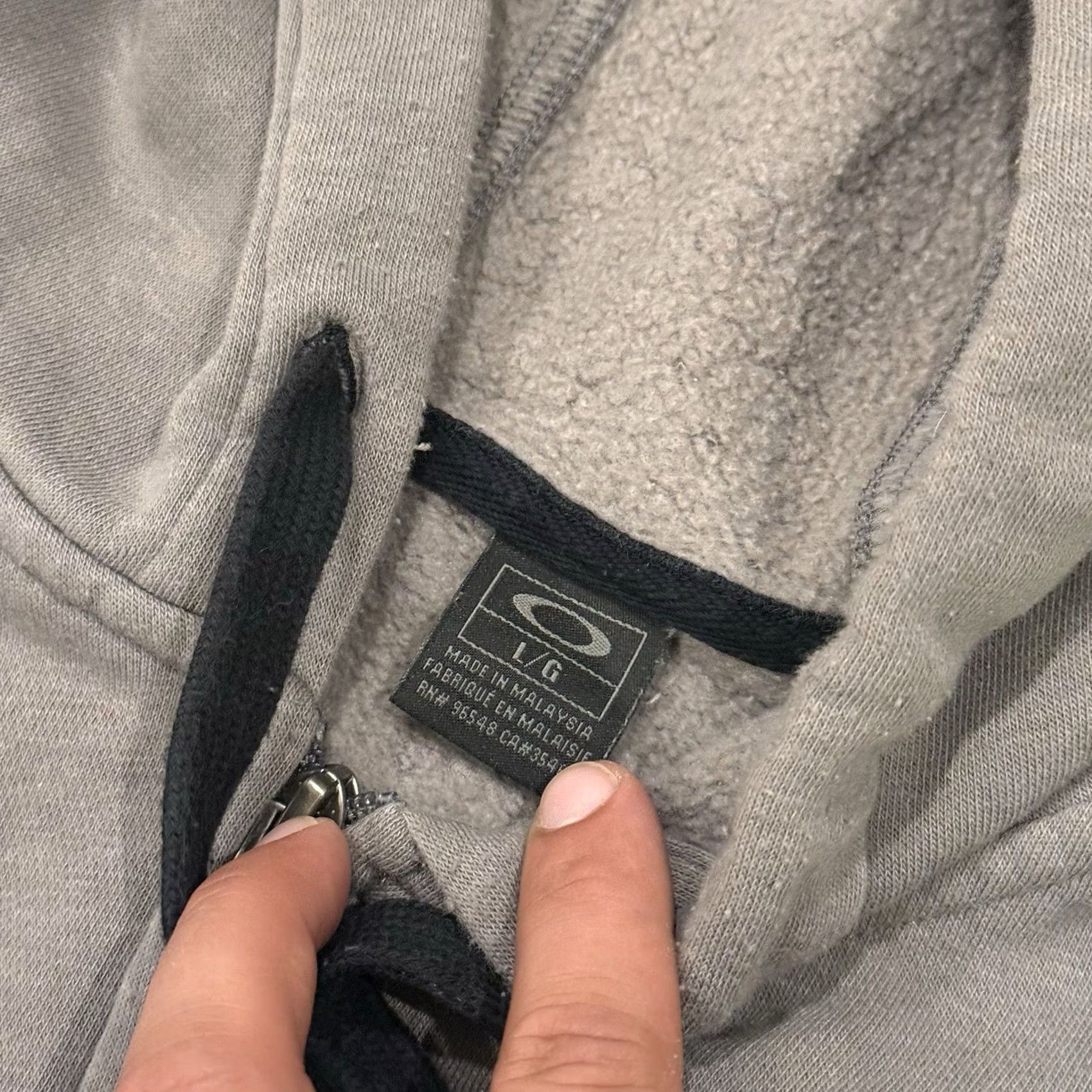 Oakley VINTAGE Oakley Hoodie Mens Large Gray Striped Full Zip Sweatshirt Pockets Y2K STAINS Size US L / EU 52-54 / 3 - 3 Thumbnail