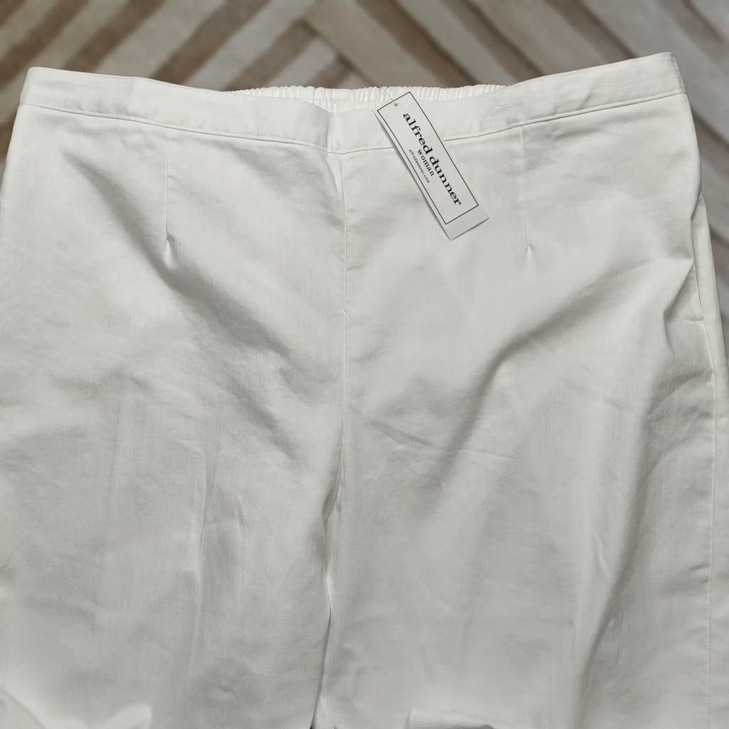Vintage Alfred Dunner Classics Women Plus 24W Pull On White Denim Capri Pants NEW Size 42" / US 20 - 1 Thumbnail