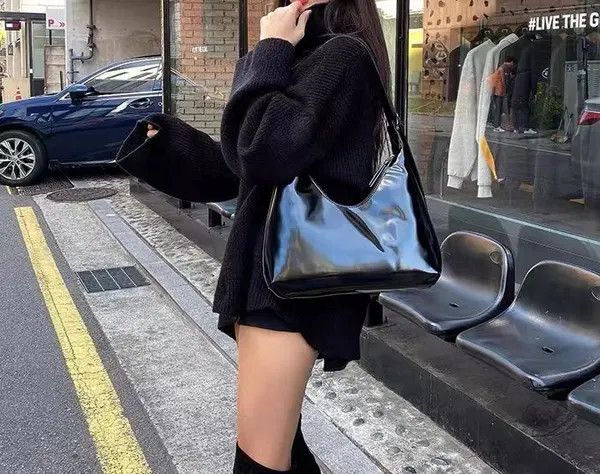 black shoulder bag