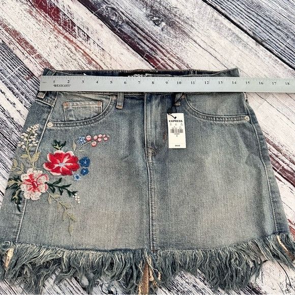 Express NWT Express Floral Embroidered Denim Mini Skirt $59 Size 25" / US 0 / IT 36 - 7 Thumbnail