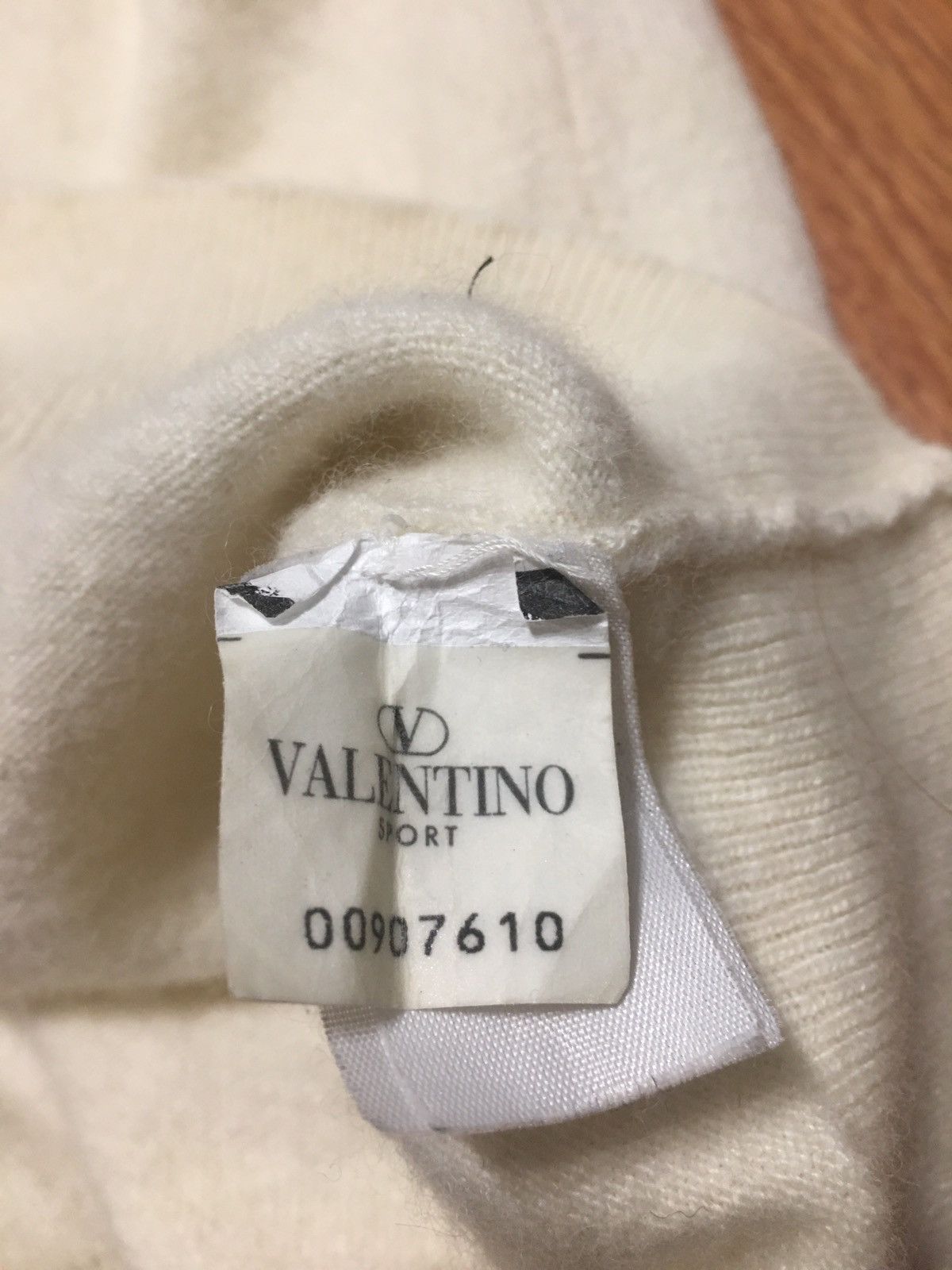 Valentino × Vintage VALENTINO Sport Ivory Cashmere V-neck Vintage Sweater Size M / US 6-8 / IT 42-44 - 13 Thumbnail