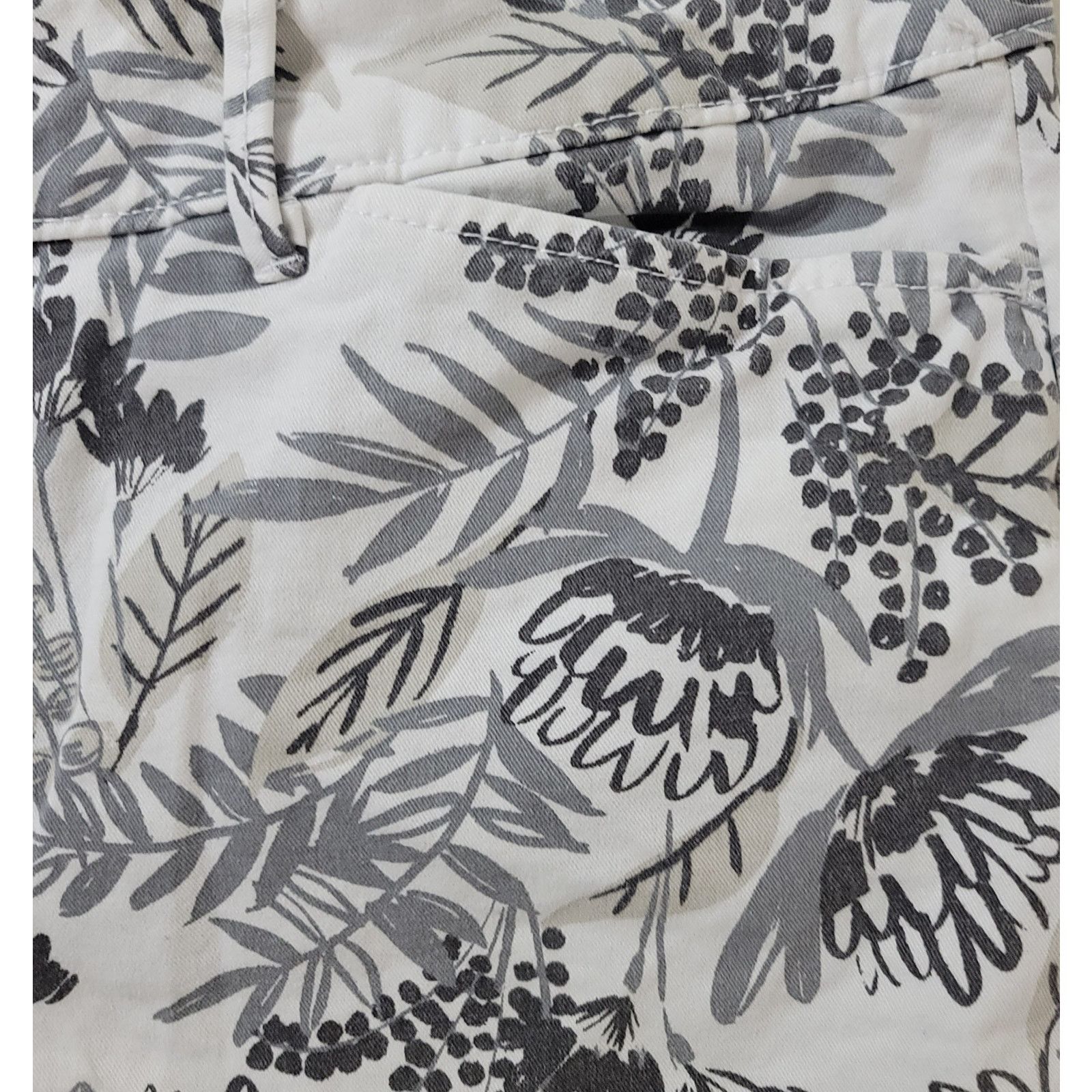 Old Navy Old Navy White Gray Leaf Print Chino Shorts 10 Flat Front Size 32" / US 10 / IT 46 - 5 Thumbnail