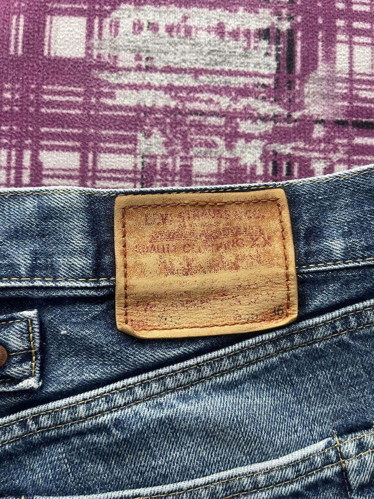 Levi's × Vintage VINTAGE DISTRESSED LEVI’S BIG’E’ 702 BUCKLE BACK SELVEDGE Size US 35 - 14 Thumbnail
