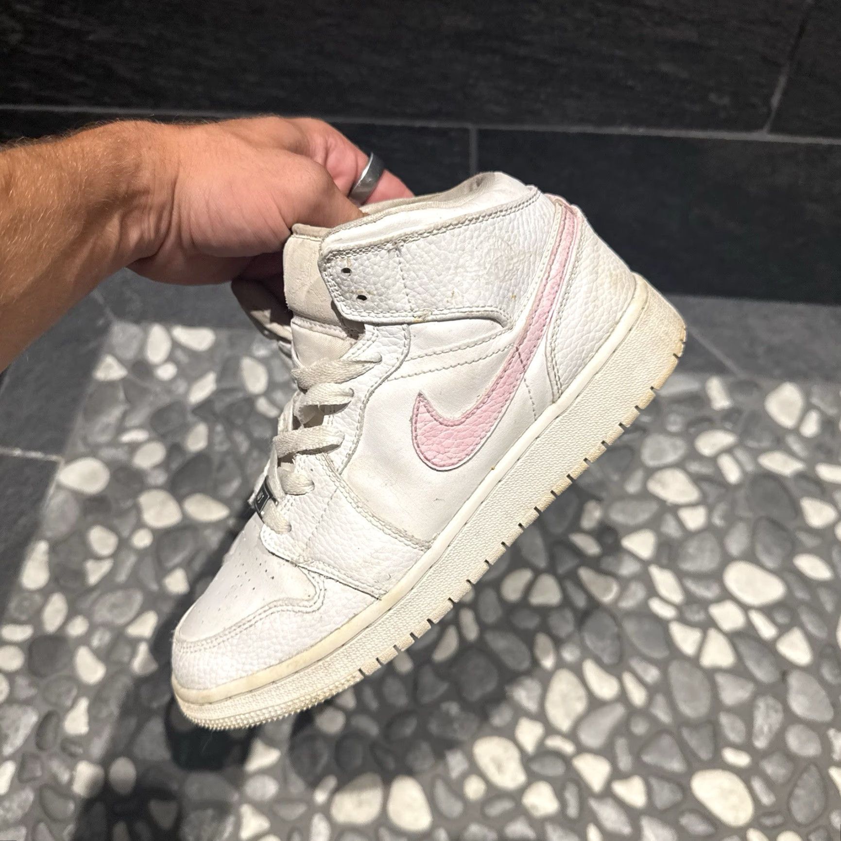Jordan Brand Nike Air Jordan 1 Mid White Pink Trainers Women Size 5Y 554725-130 Sneaker Leather White Size US 5 / IT 35 - 7 Thumbnail