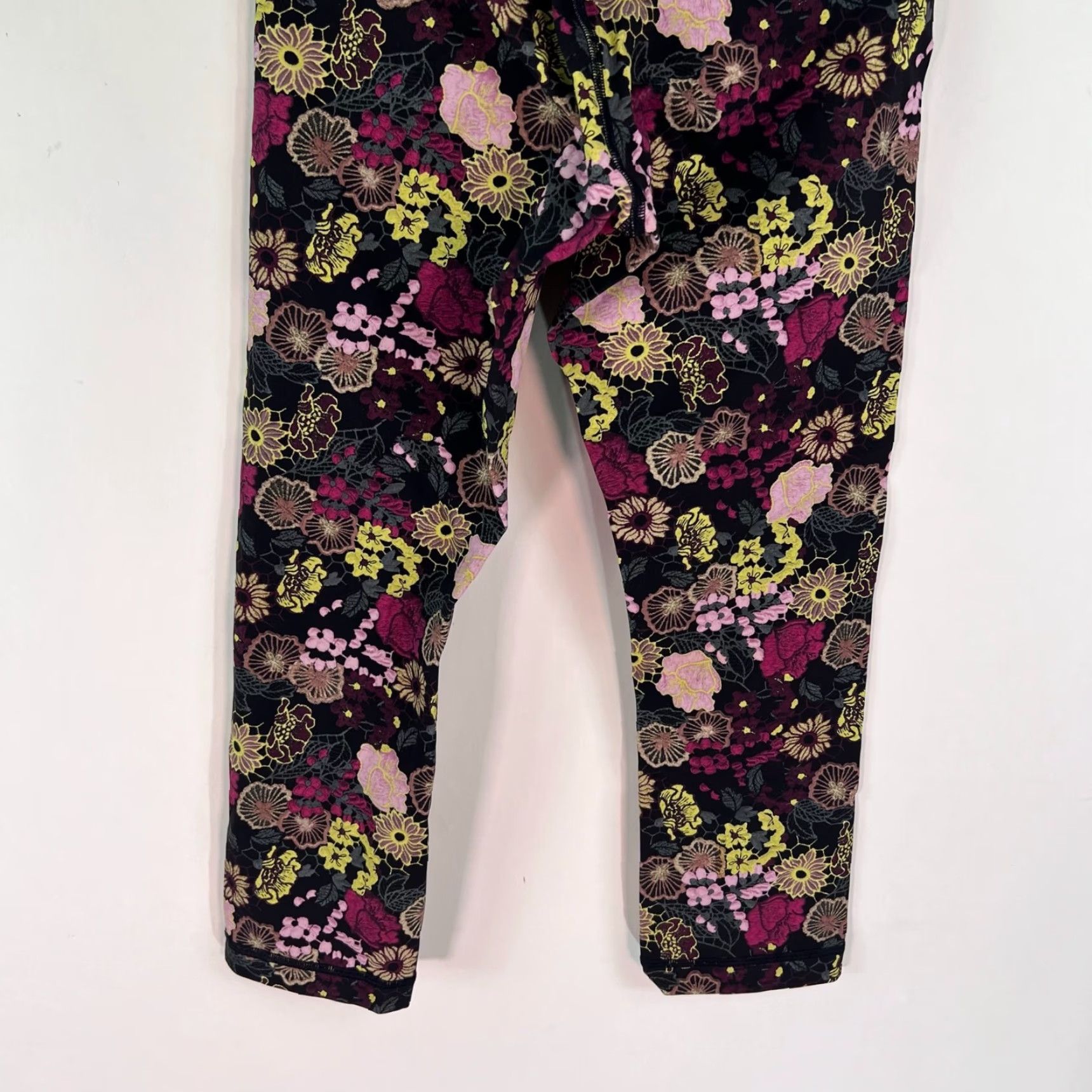 Lululemon Lululemon Wunder Under Leggings Fluorolace Multi Color Floral Size 4 Womens Skinny Leggings Luxtreme Luxtreme Pull On Inseam 20 in Size 27" / US 4 / IT 40 - 5 Thumbnail