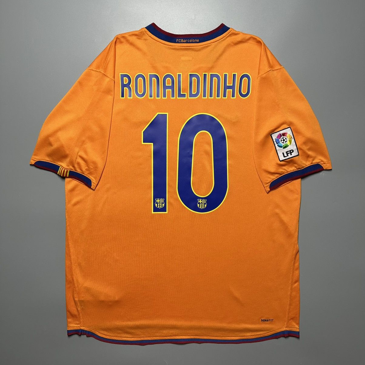 Nike BARCELONA NIKE 2007/2008 FOOTBALL AWAY JERSEY #10 RONALDINHO Size US L / EU 52-54 / 3 - 1 Thumbnail