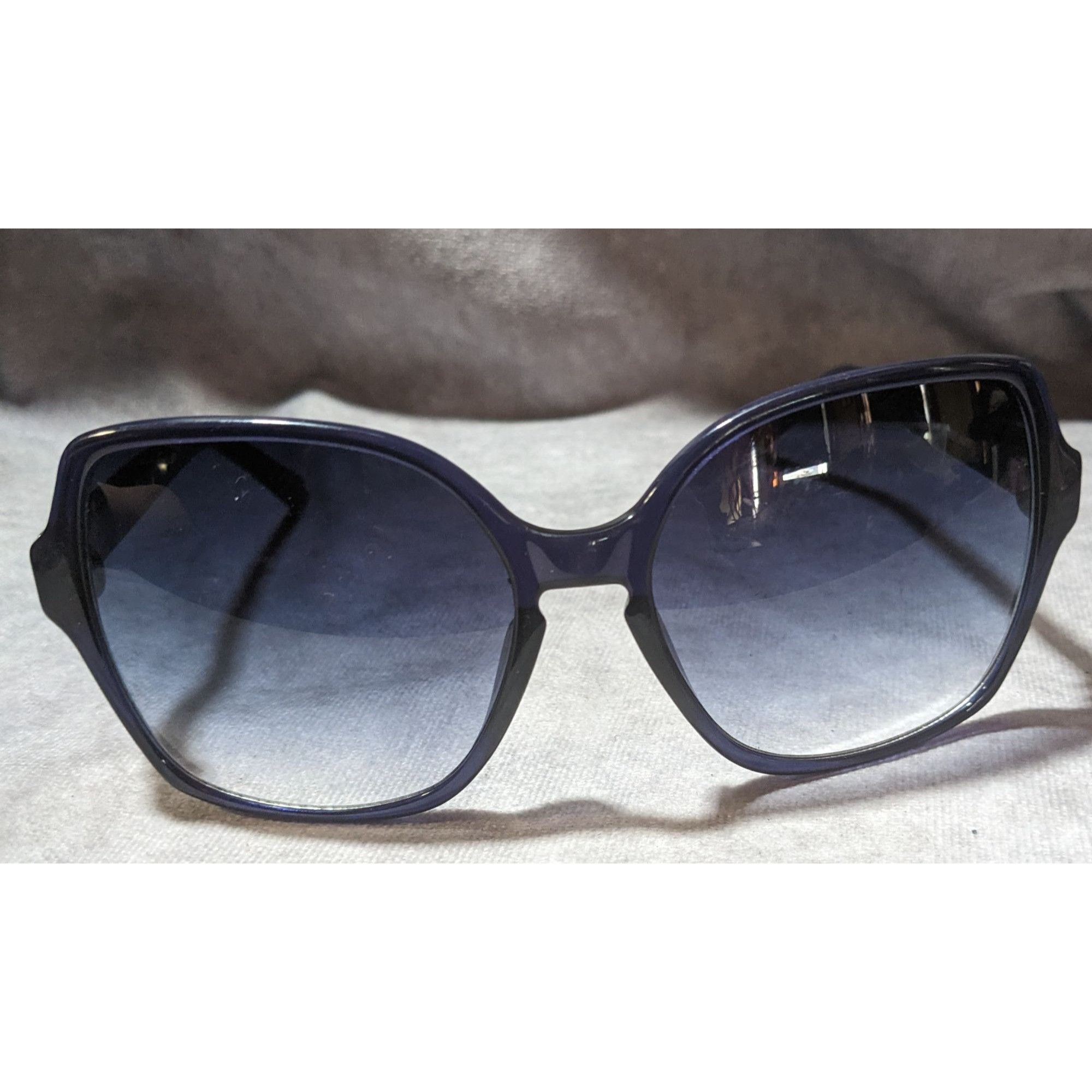 Vince Camuto Vince Camuto Blue Gradient Sunglasses With Silver Emblem Size ONE SIZE - 1 Thumbnail