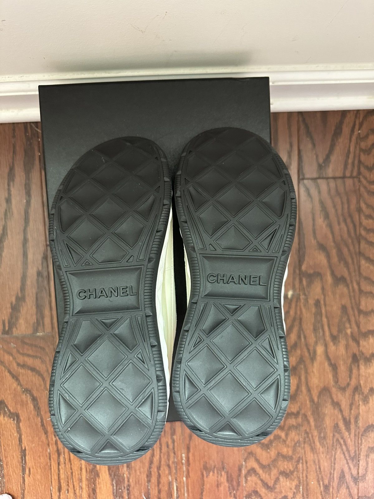 Chanel Chanel REV Sneaker Ivory size 35.5 Size US 5.5 / IT 35.5 - 13 Thumbnail