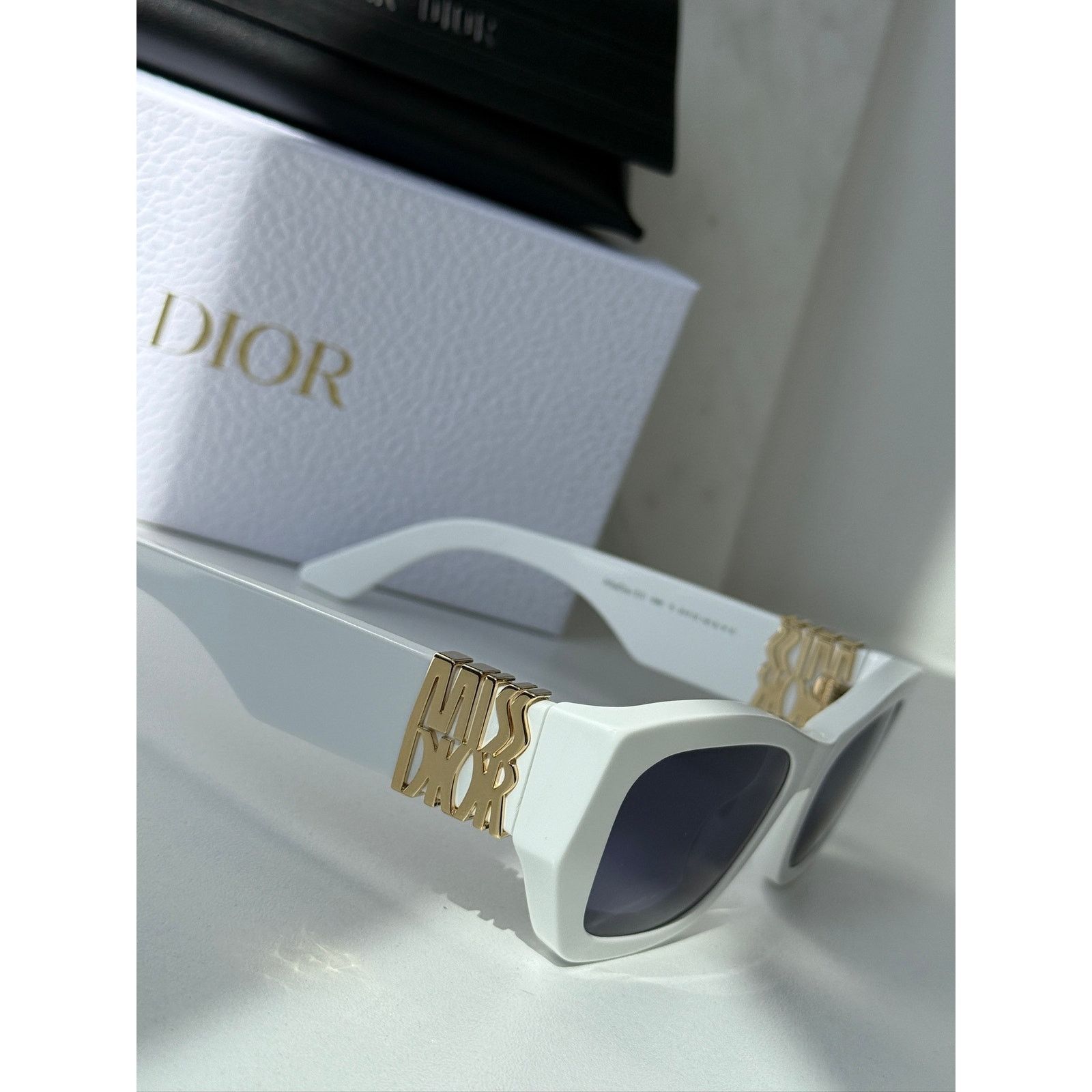 NEW Dior MissDior S1I Cat Eye Sunglasses in White display picture 2