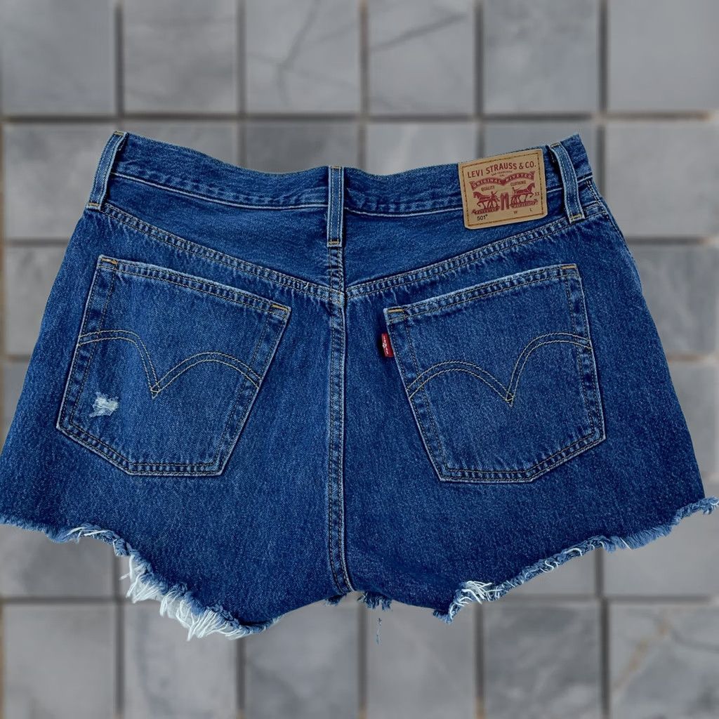 Levi's Levi's 501 Denim Cutoff Shorts Size 30 High Rise Distressed Frayed Medium Wash Denim Men Shorts 501 Distressed Pockets Vintage No Mens Size US 30 / EU 46 - 1 Thumbnail