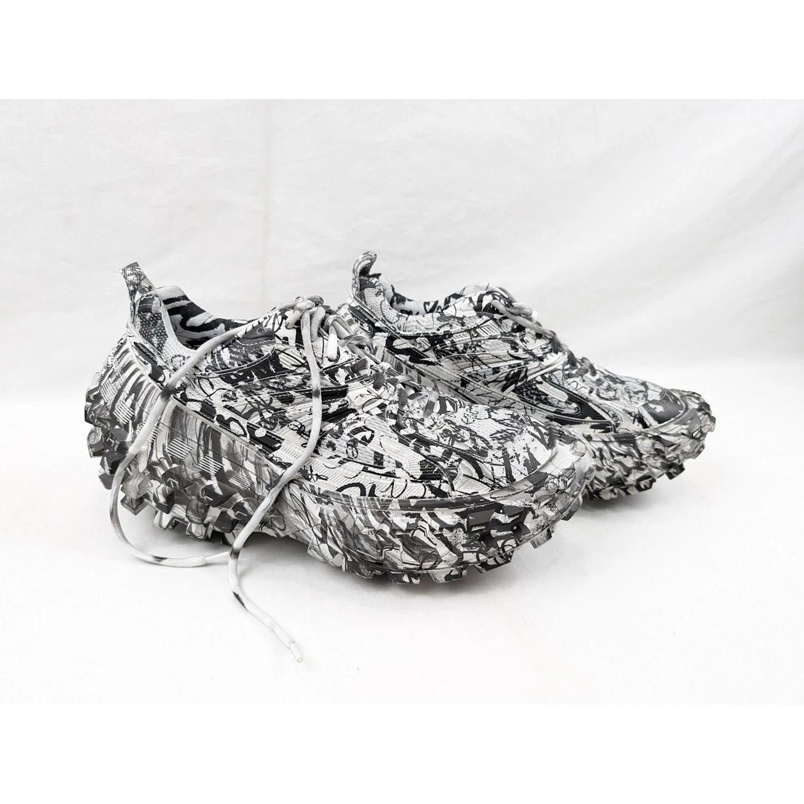 Balenciaga o1rshd1 Q:2 / Bouncer Extreme Graffiti Print in White/Black Size US 11 / EU 44 - 13 Thumbnail