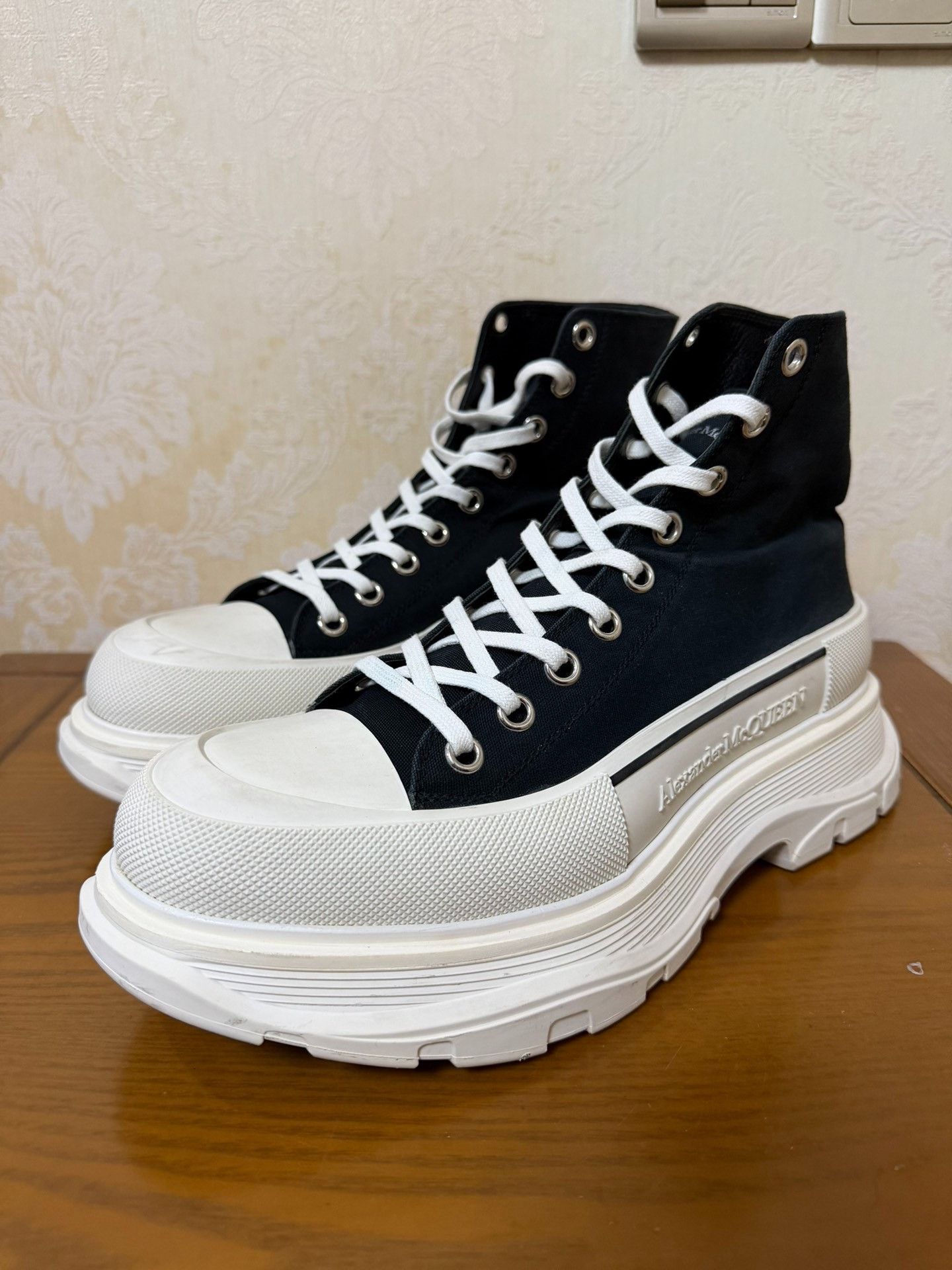 Alexander McQueen Alexander McQueen Black Hitop Sneakers 9 Men Size US 9 / EU 42 - 1 Thumbnail