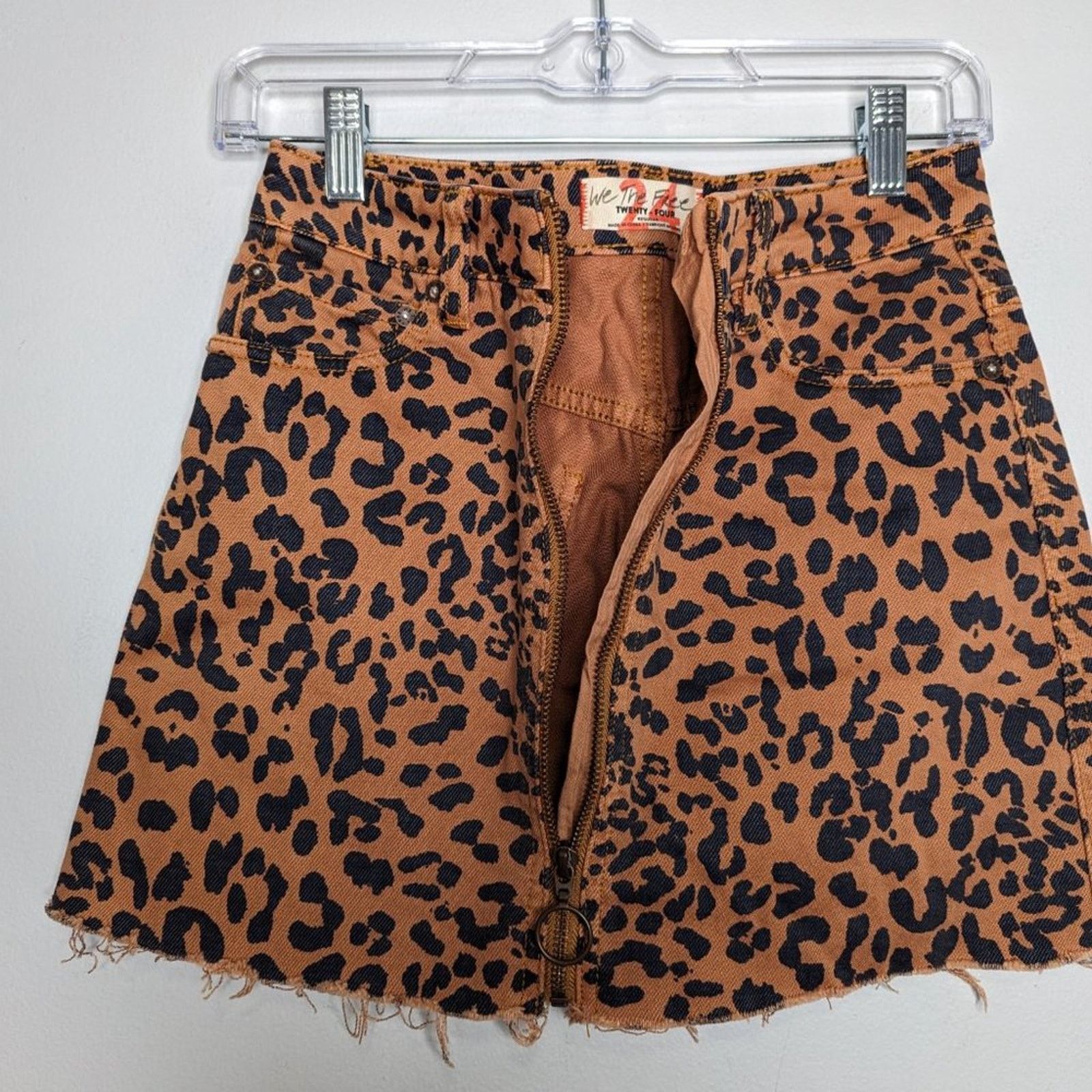 Free People Free People Zip It Up Animal Print Denim Mini Skirt Raw Hem Size 24" / US 00 / IT 34 - 3 Thumbnail