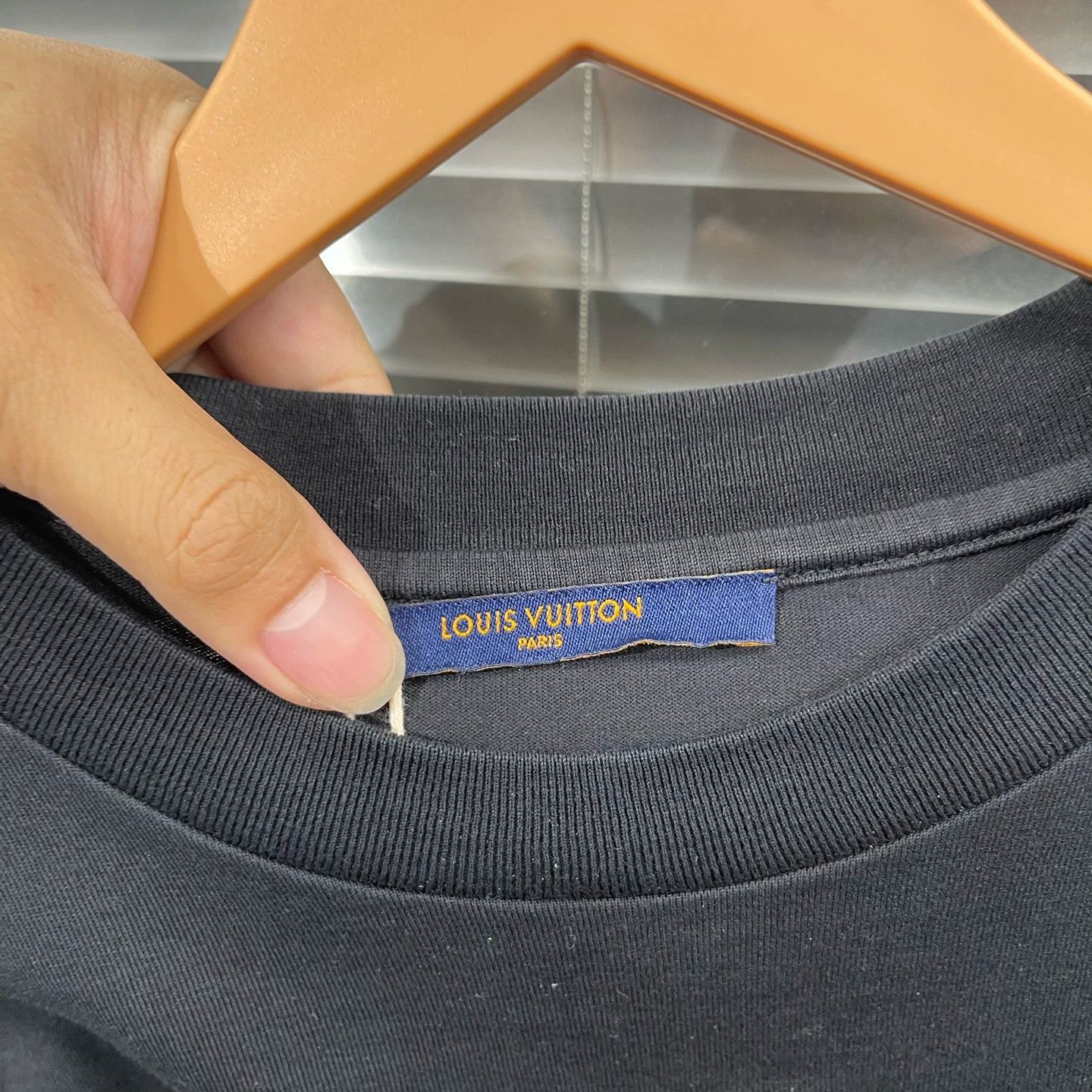 Louis Vuitton LV Black Embossed Logo M T-shirt Size US M / EU 48-50 / 2 - 3 Thumbnail