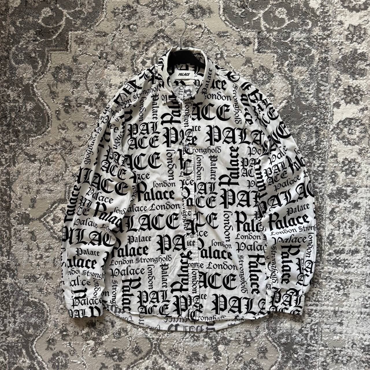 Palace Palace Ye Olde But A Goldie Old English Button Up Shirt Size US XL / EU 56 / 4 - 1 Thumbnail