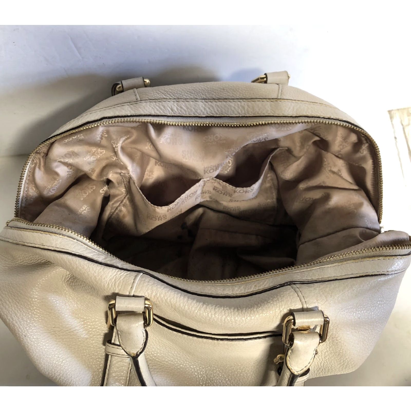 Vintage Michael Kors Hamilton Shoulder Bag White Gold Leather Coat White Lining Medium Womens Vintage No STAINED SEE PICS Size ONE SIZE - 4 Thumbnail