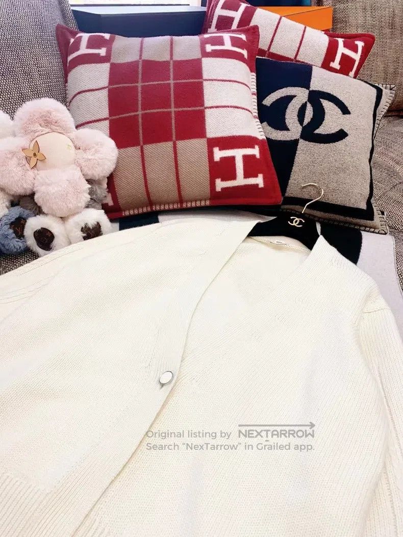 Hermes Hermes Beige One-button V-neck Cardigan Size XS / US 0-2 / IT 36-38 - 2 Thumbnail