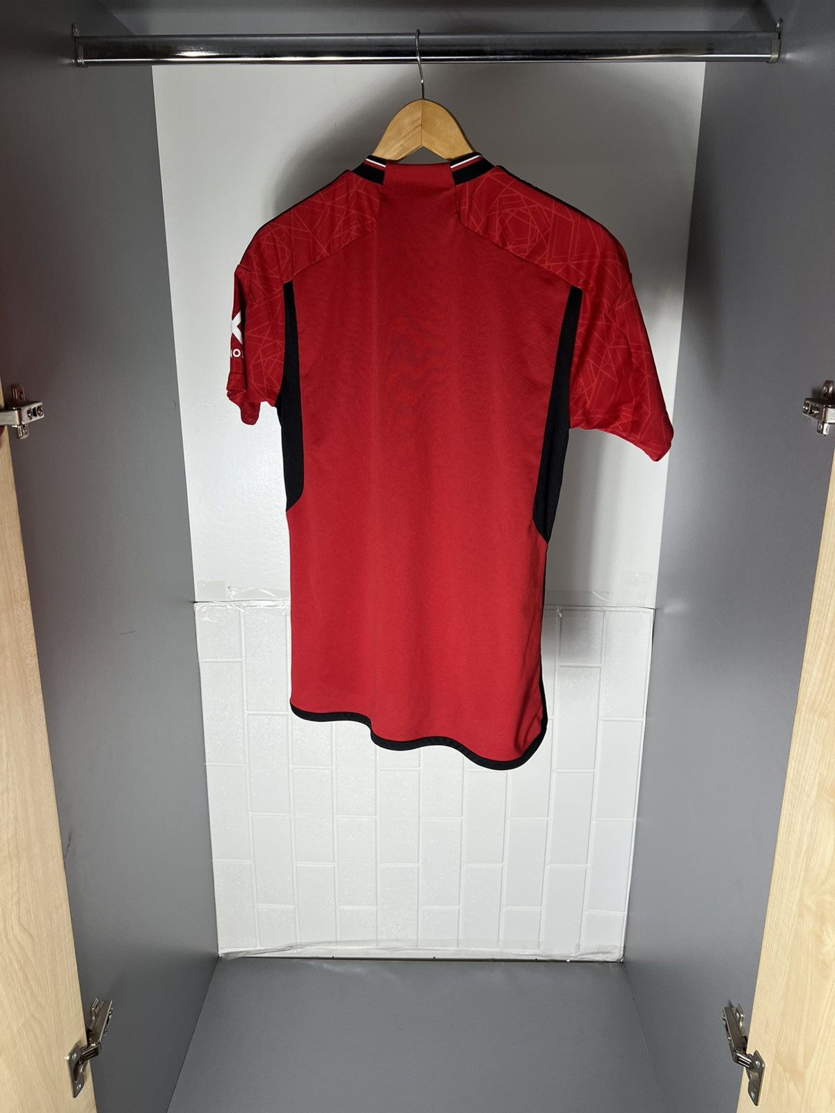 Adidas VINTAGE ADIDAS FC MANCHESTER UNITED ENGLAND SOCCER JERSEY Size US S / EU 44-46 / 1 - 17 Thumbnail