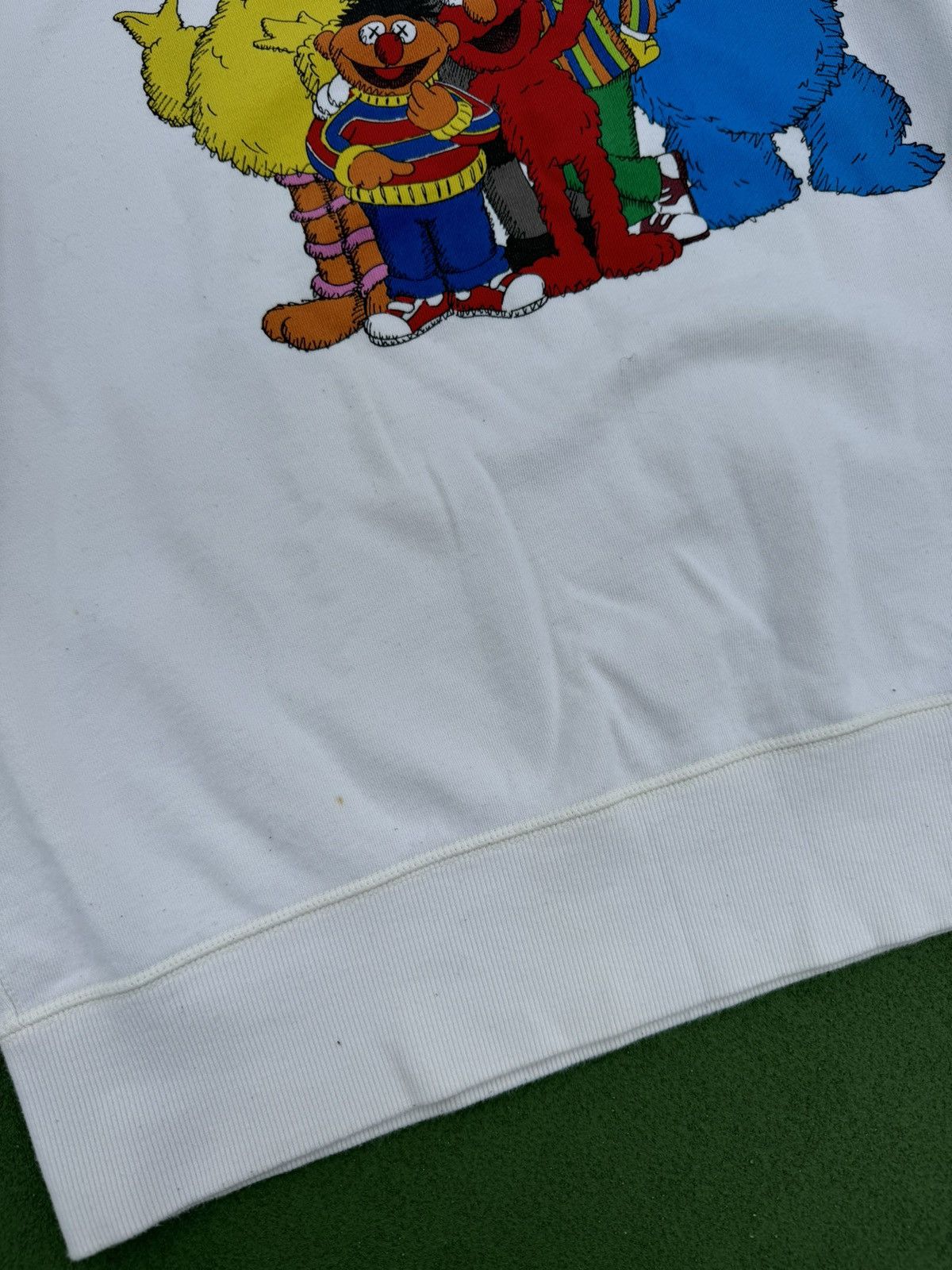 Kaws × Uniqlo Kaws X Uniqlo X Sesame Street Crewneck Sweatshirt Size US XL / EU 56 / 4 - 2 Thumbnail