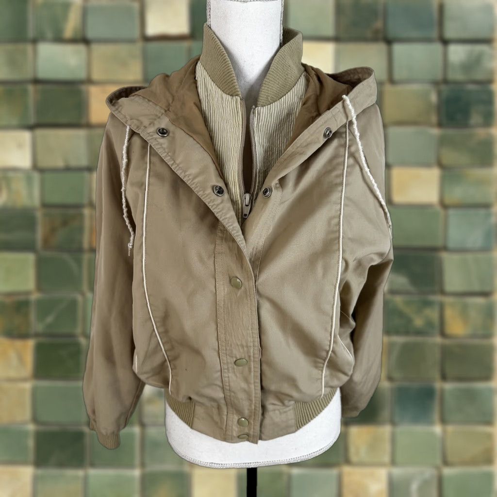 Vintage VINTAGE 80s Beige Windbreaker Light Jacket Coat Hooded Women’s Small Bomber Crop Jacket Women Size S Beige Windbreaker 80s Style Hooded Womens Size S / US 4 / IT 40 - 1 Thumbnail