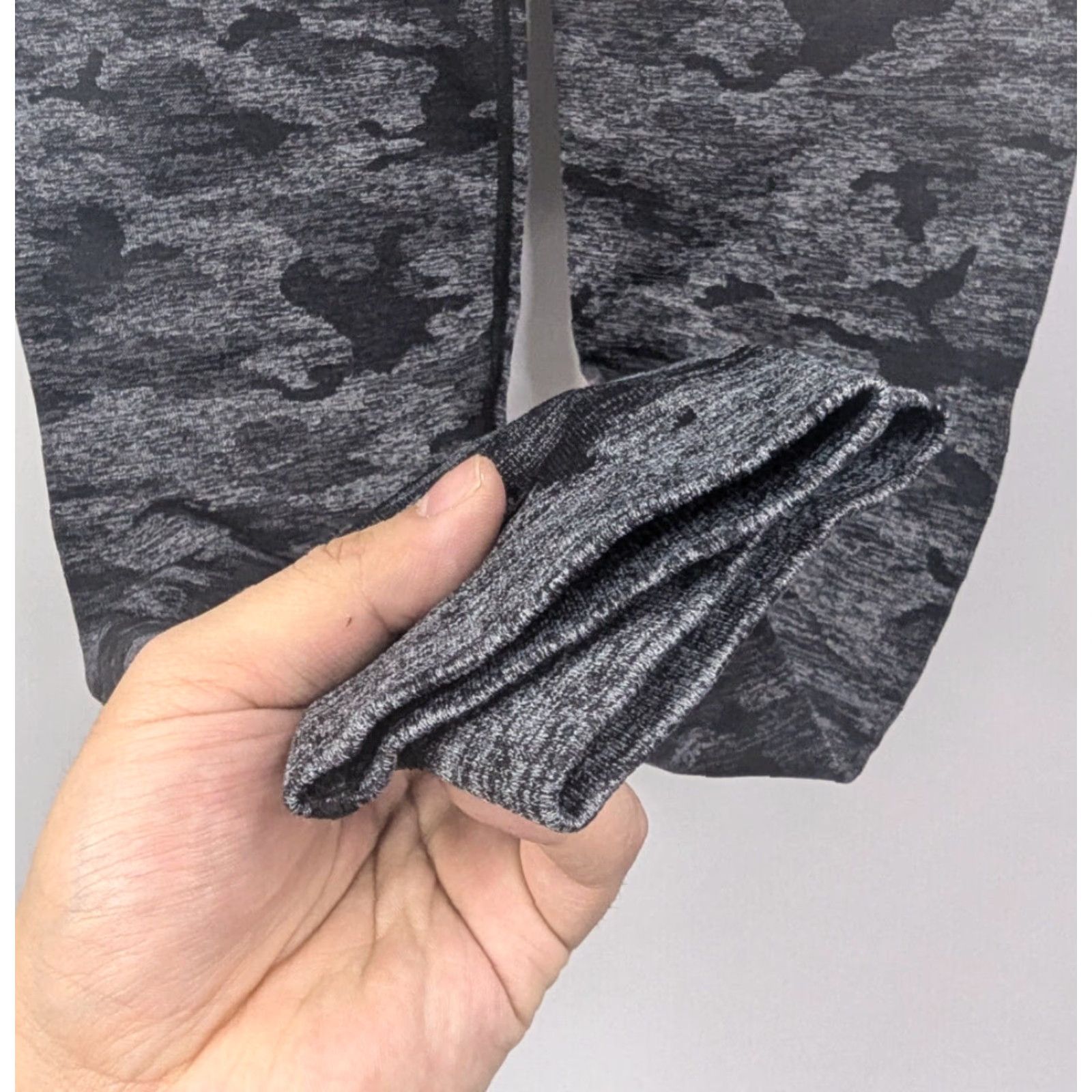 Gymshark Gymshark Leggings Womens Color Gray Black L Seamless Scrunch Butt Camouflage Adapt Camo Size 36" / US 14 / IT 50 - 2 Thumbnail