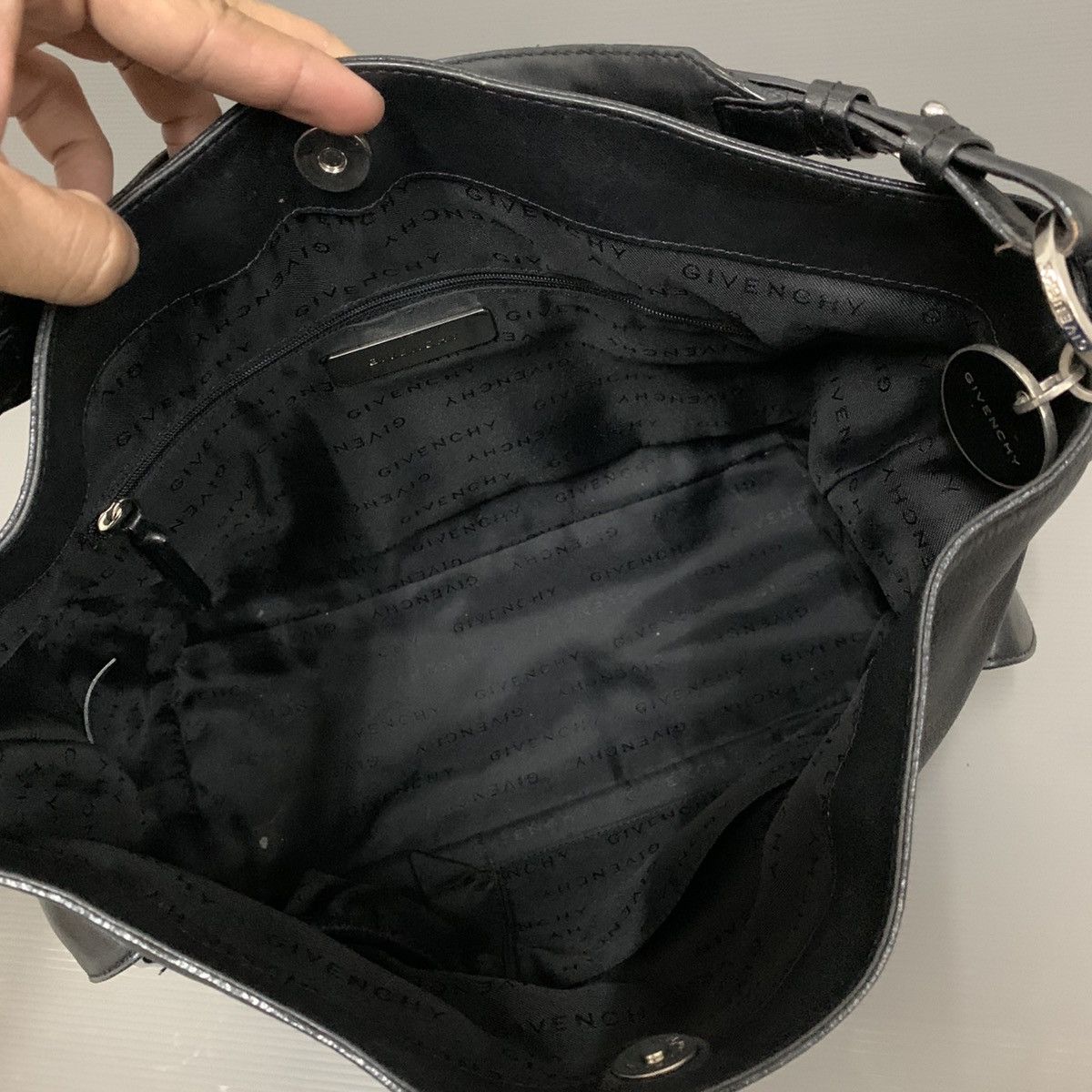 Givenchy Givenchy Leather Shoulder Bag Size ONE SIZE - 7 Thumbnail