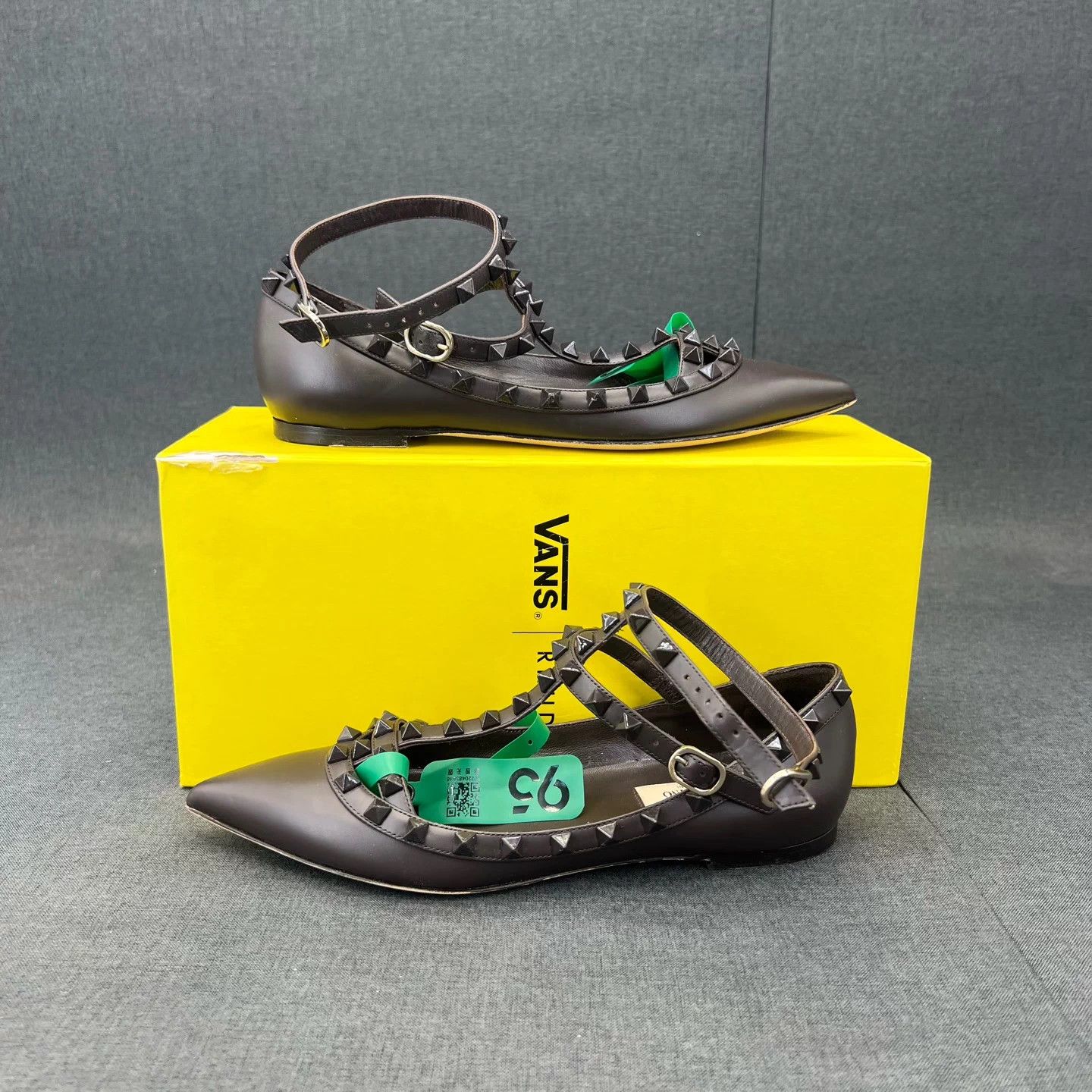 Valentino Valentino leather pointed studded ebony 37 box, cond Size US 6 / IT 36 - 2 Thumbnail