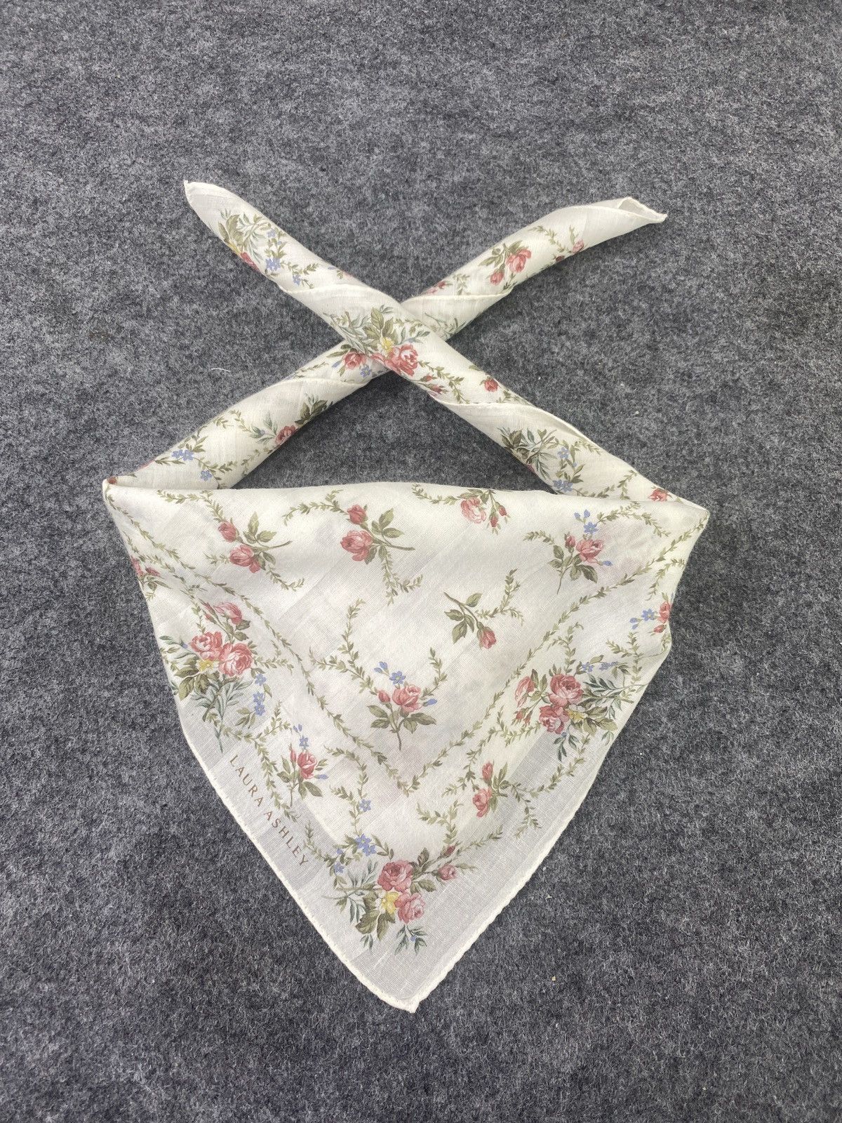 Laura Ashley × Vintage Laura Ashley floral handkerchief /Bandana /Neckerchief -B066 Size ONE SIZE - 2 Thumbnail